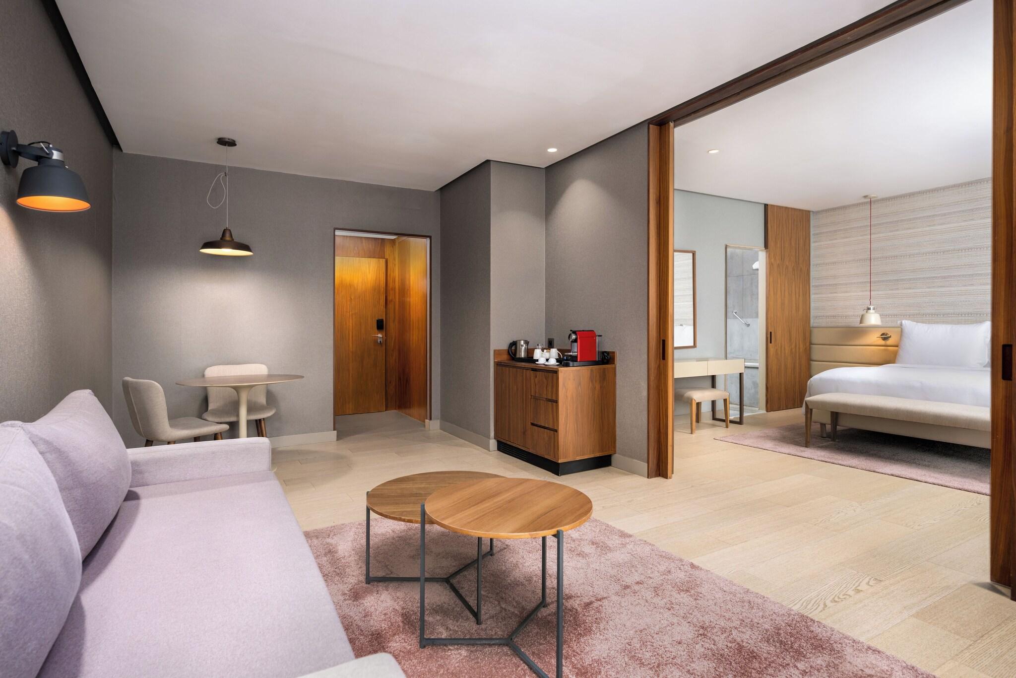 Junior Suite Pool View King Bed