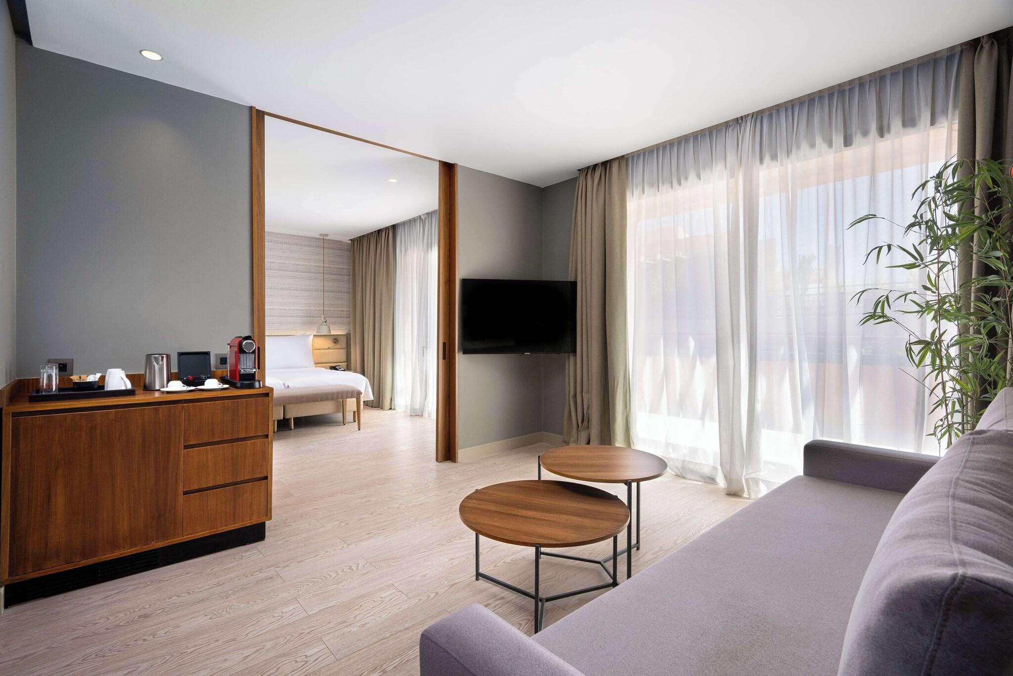 Junior Suite Pool View King Bed