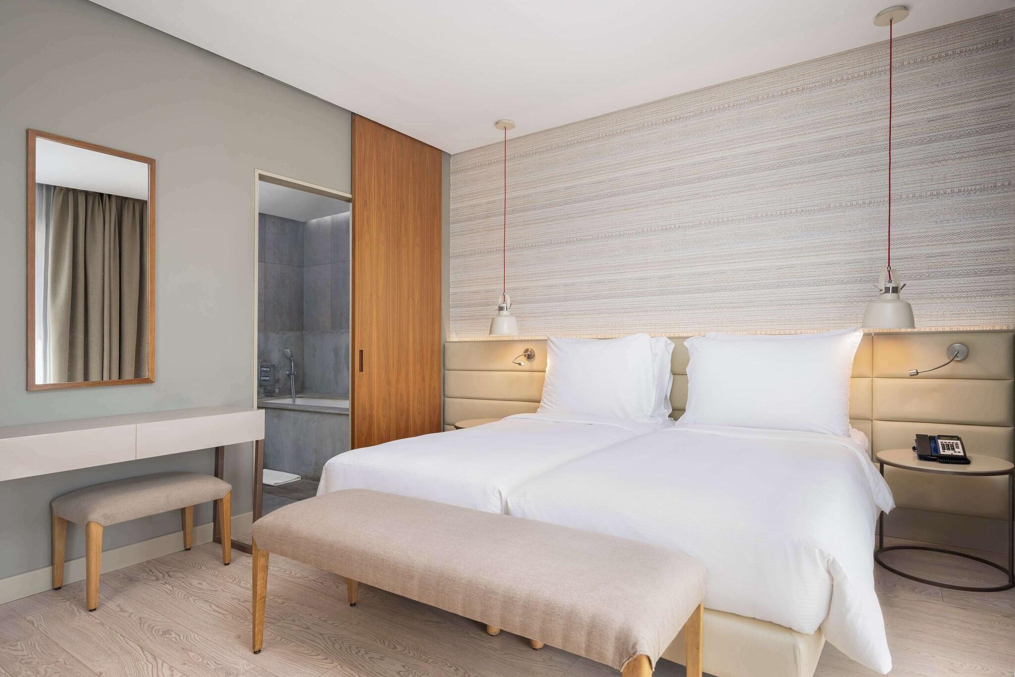 Junior Suite Pool View King Bed