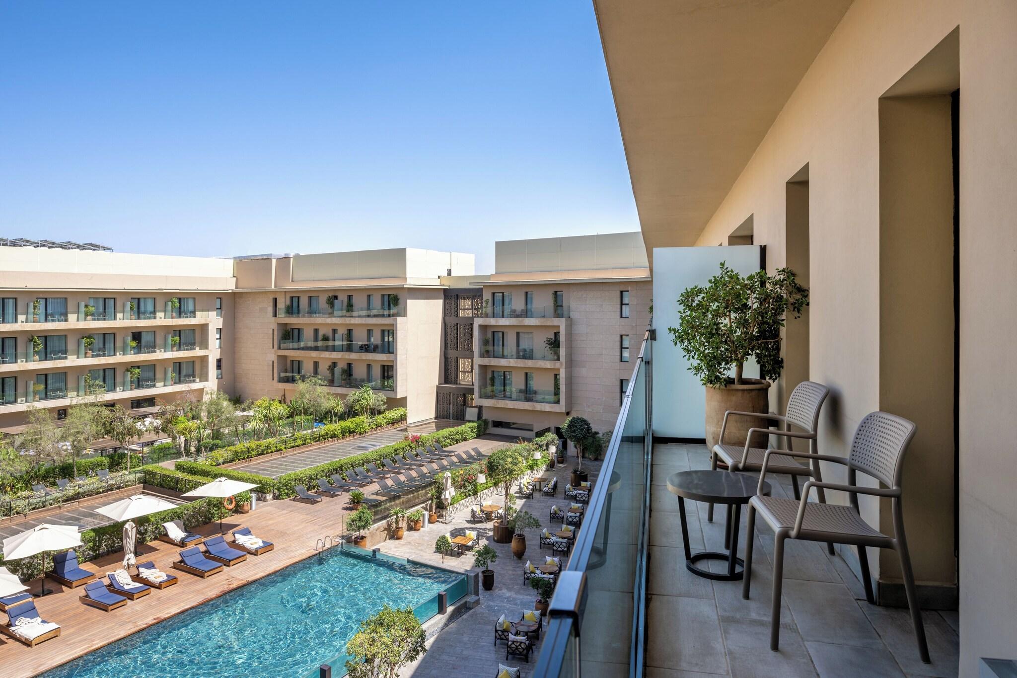 Junior Suite Pool View King Bed