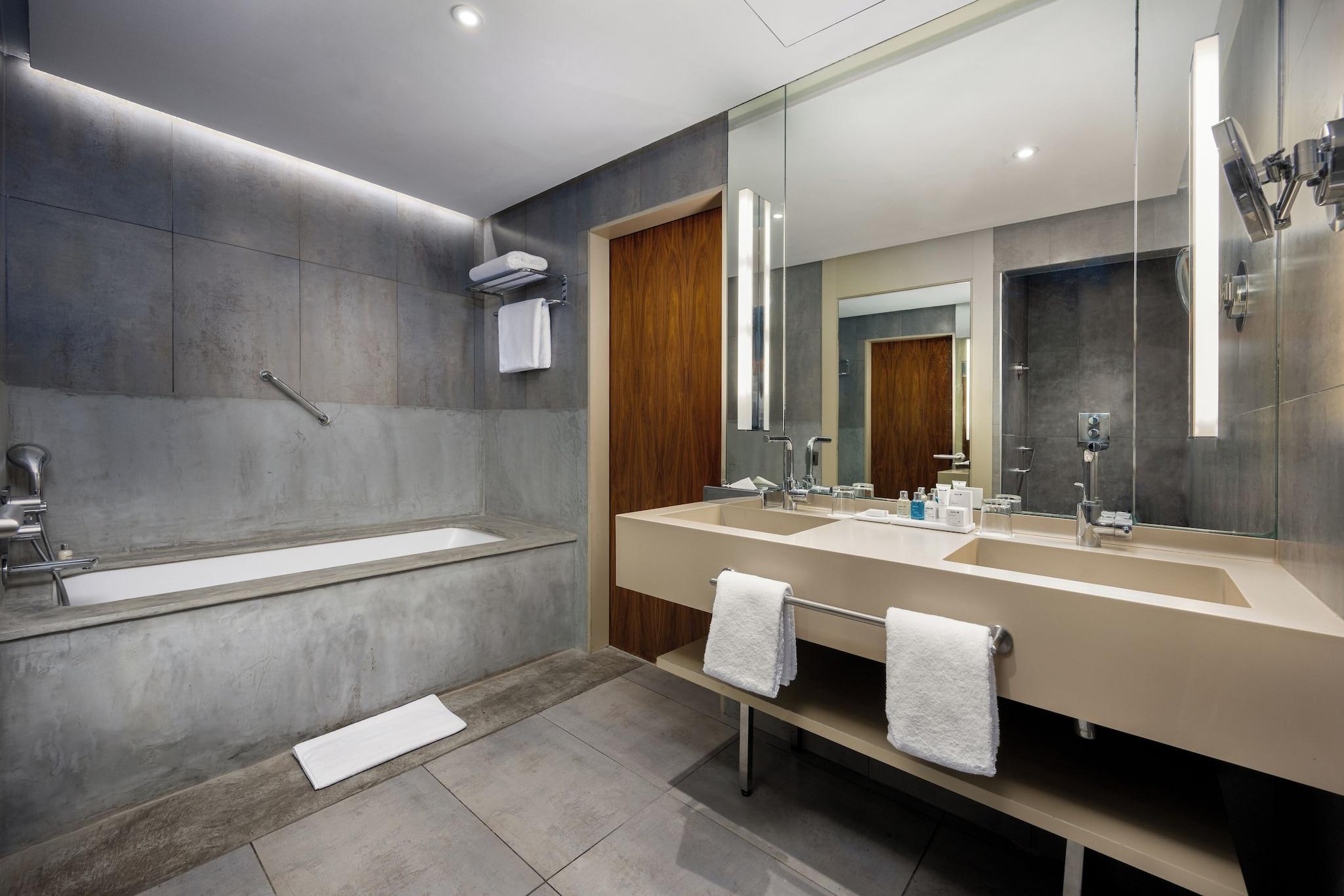 Junior Suite Pool View King Bed