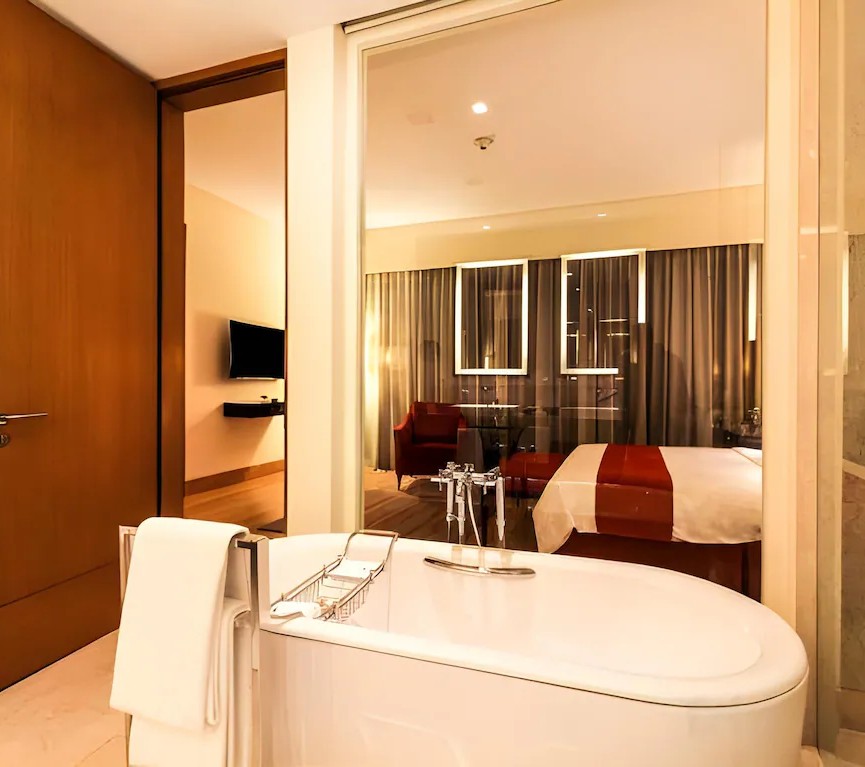 Double Deluxe City View King Bed