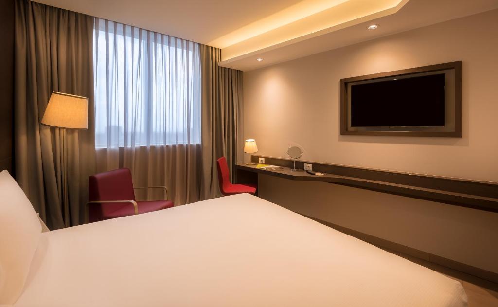 Double Accessible King Size Bed