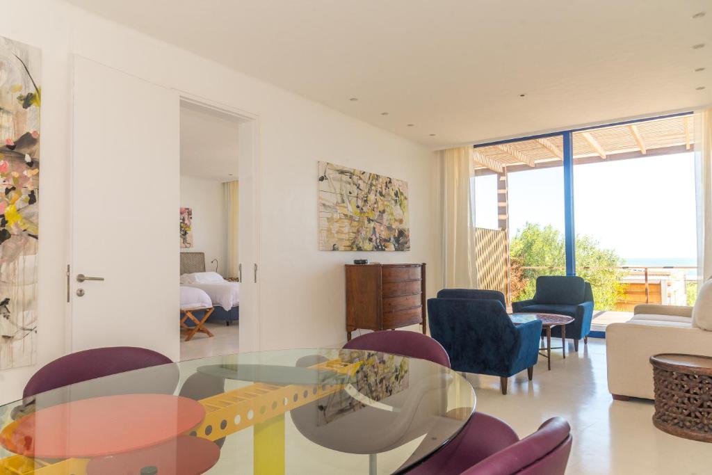 Suite Deluxe Partial Ocean View