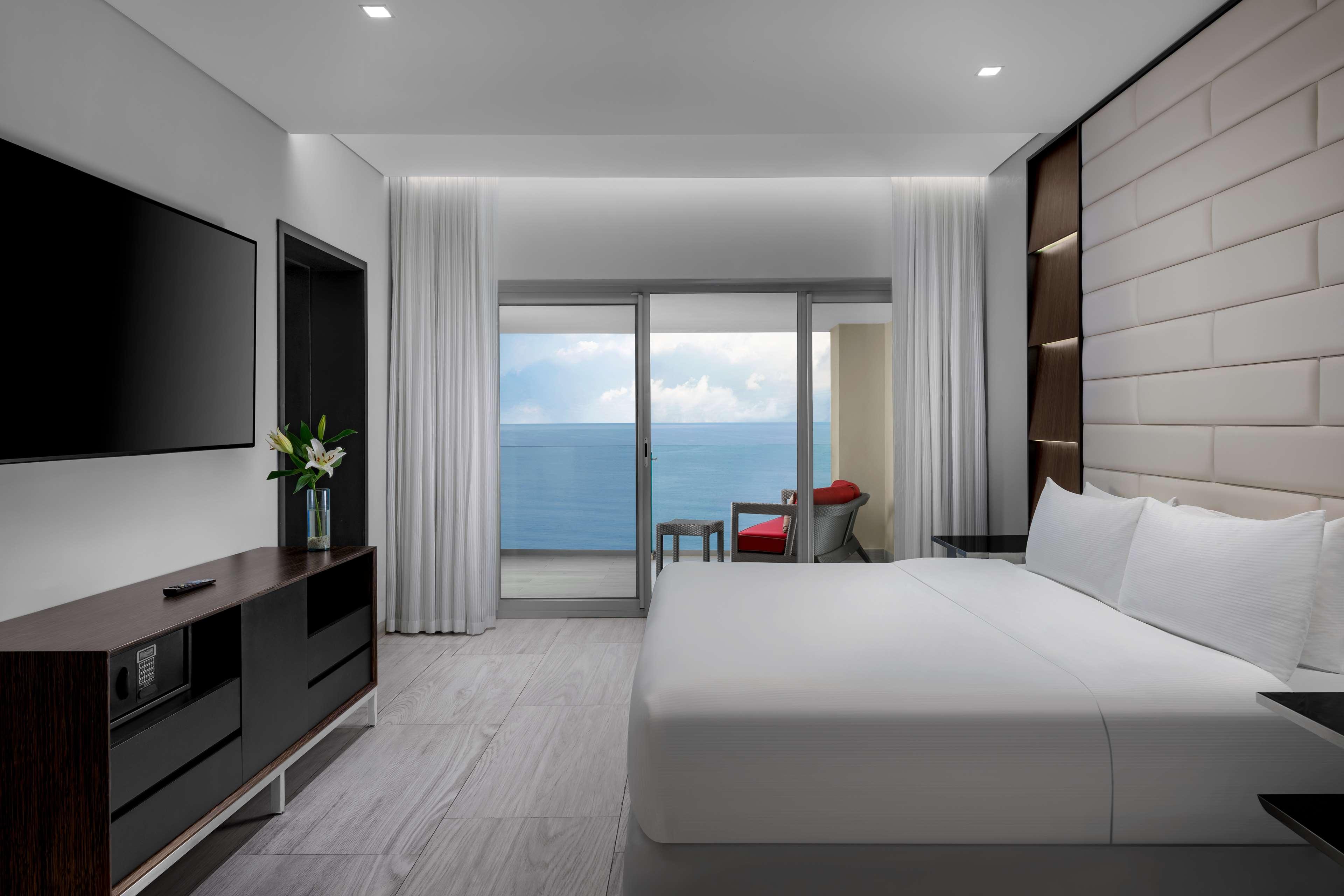 Suite Ocean Front King Bed