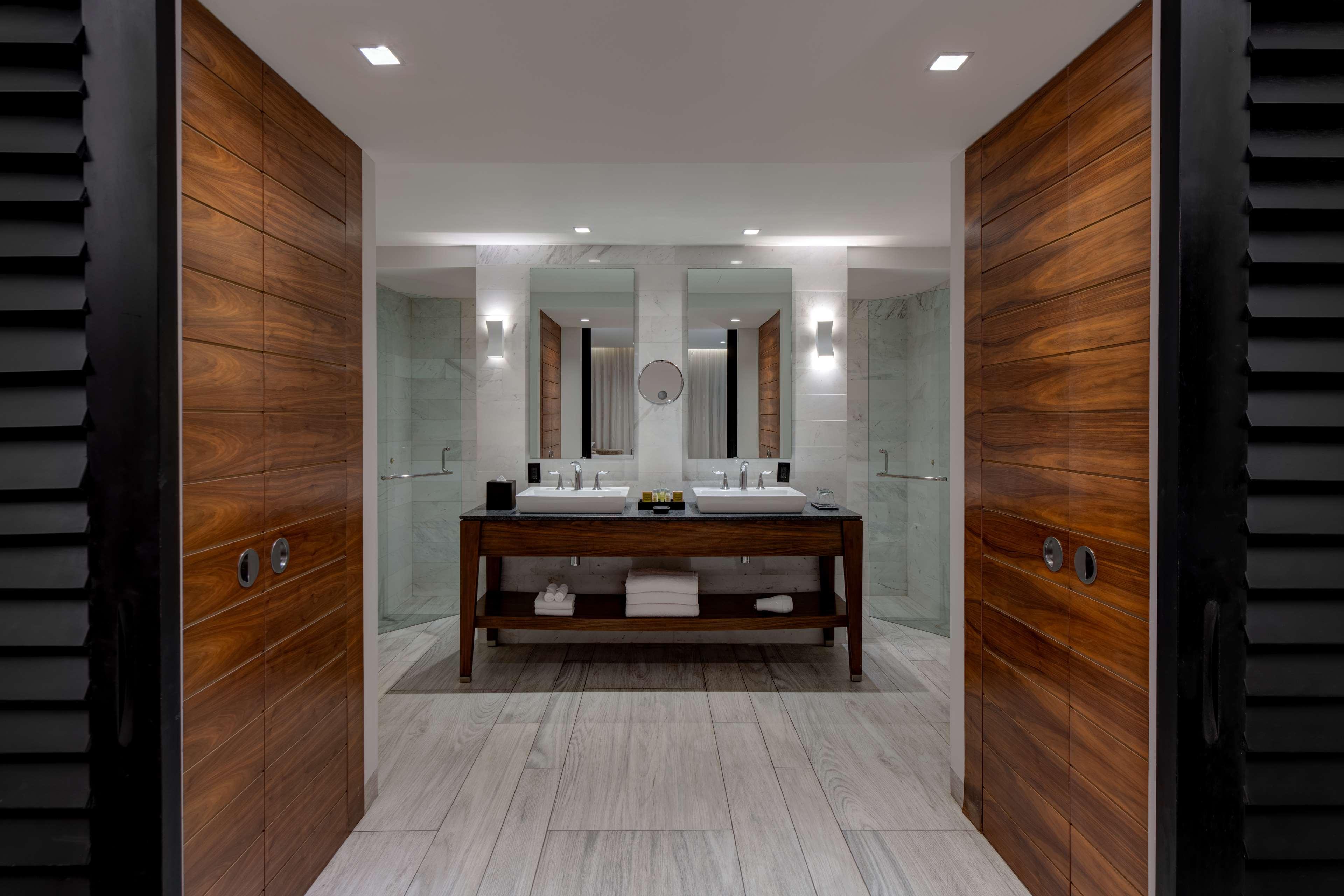 Suite Ocean Front King Bed