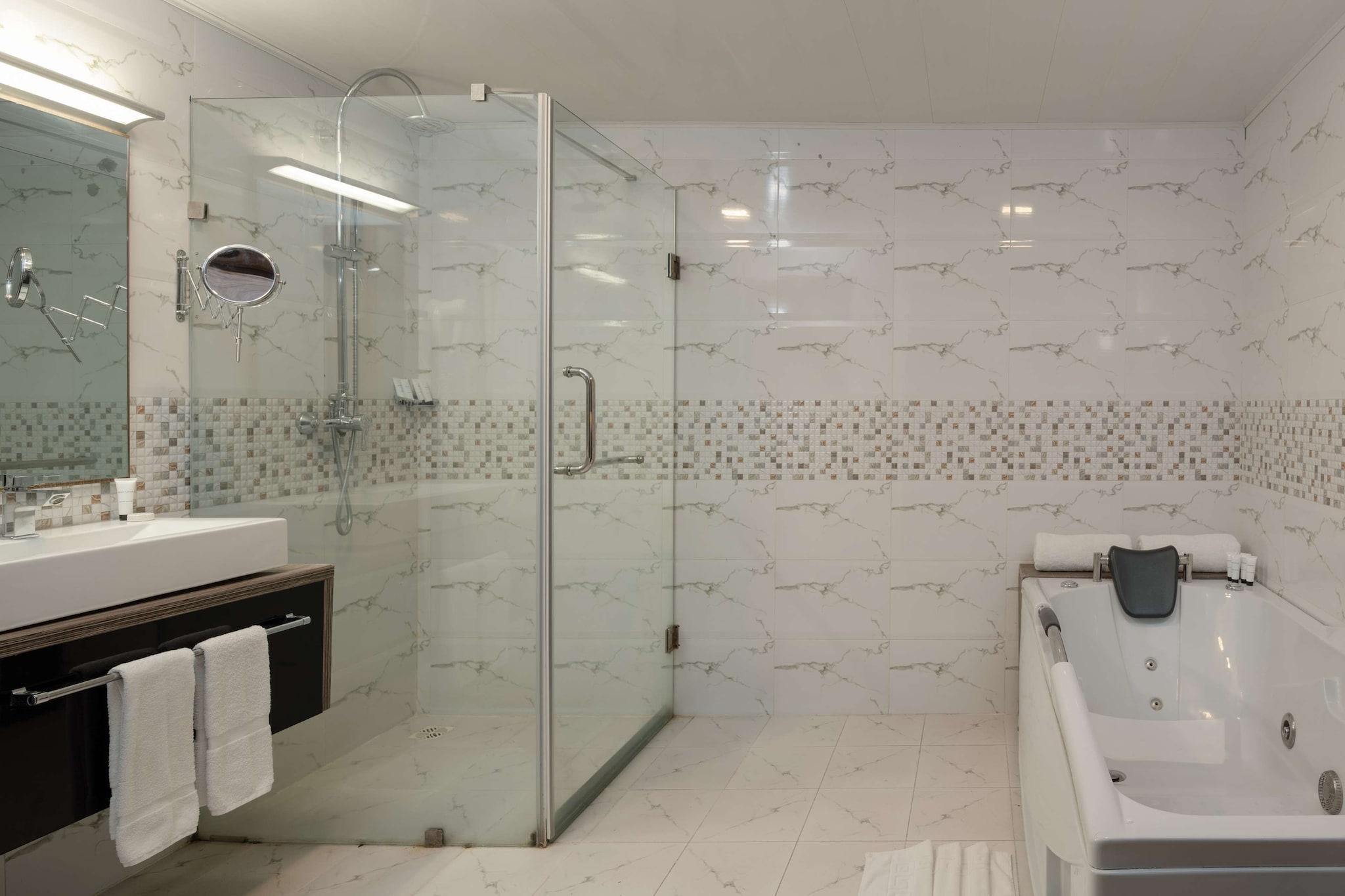 Junior Suite Queen Size Bed