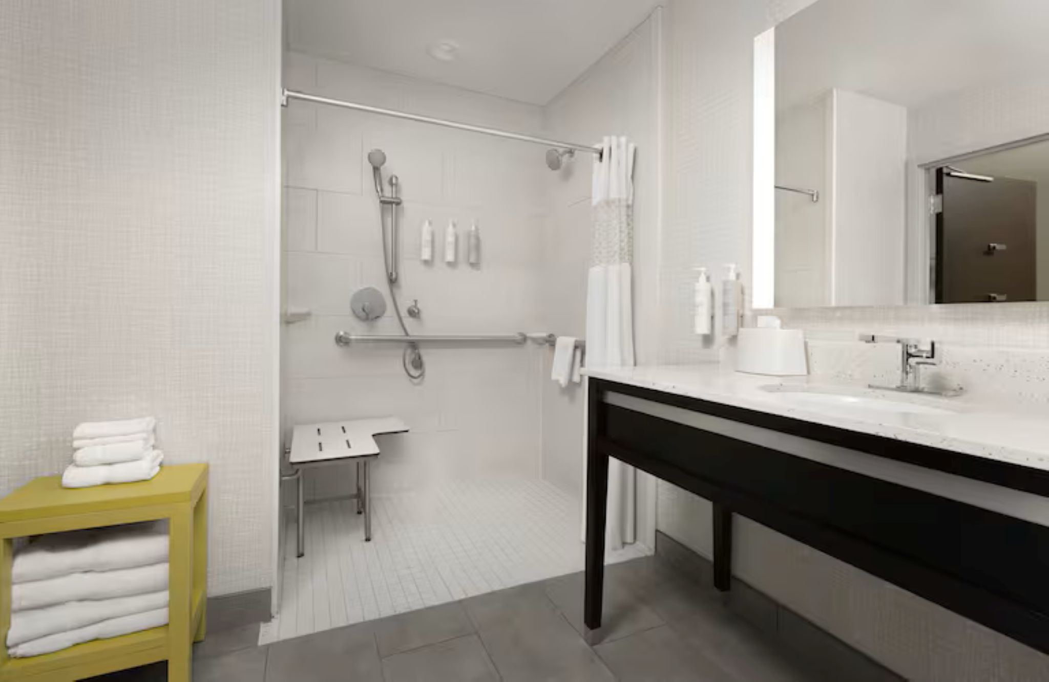 Studio Two Queen Beds