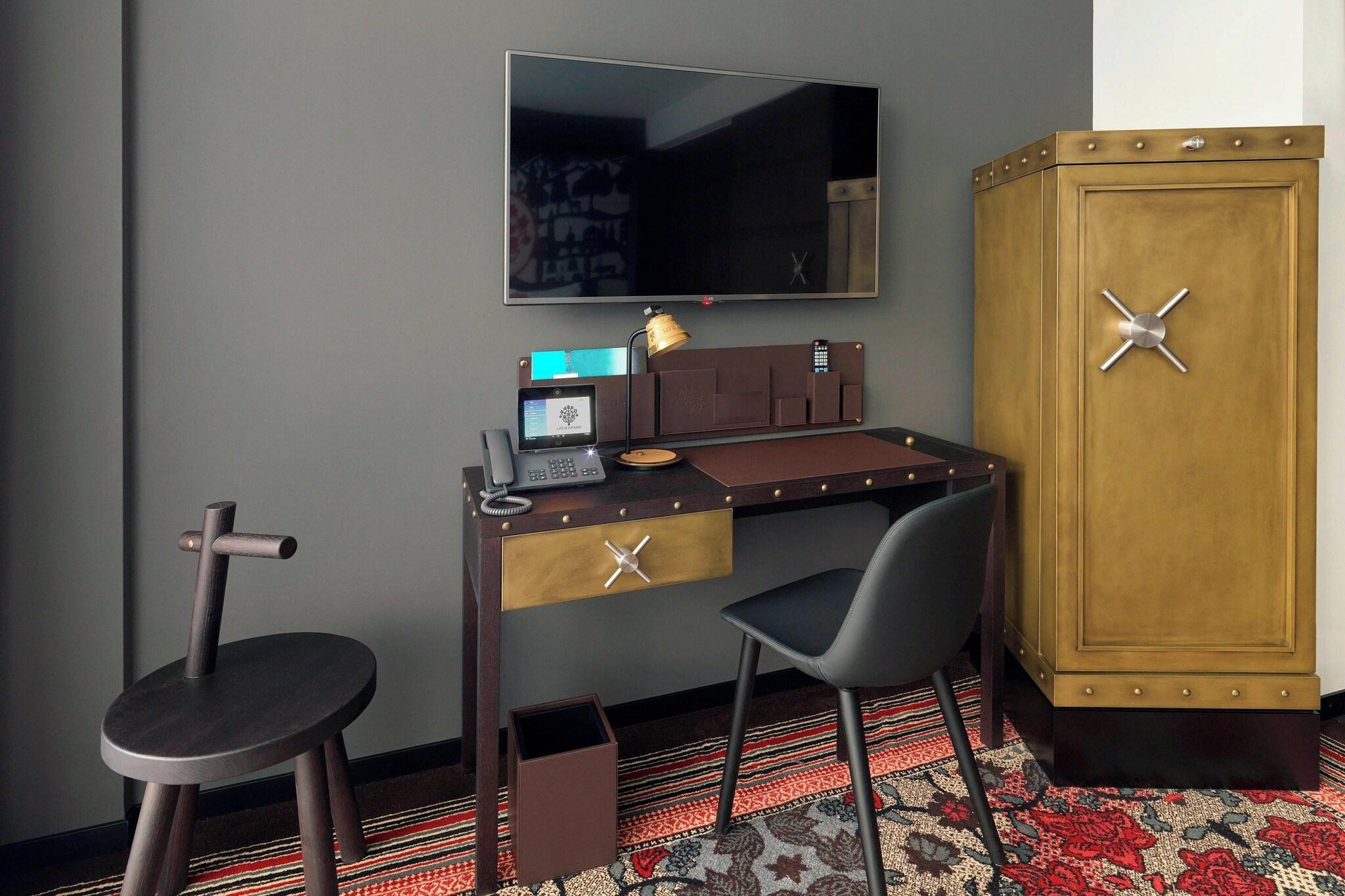 Double Deluxe King Bed