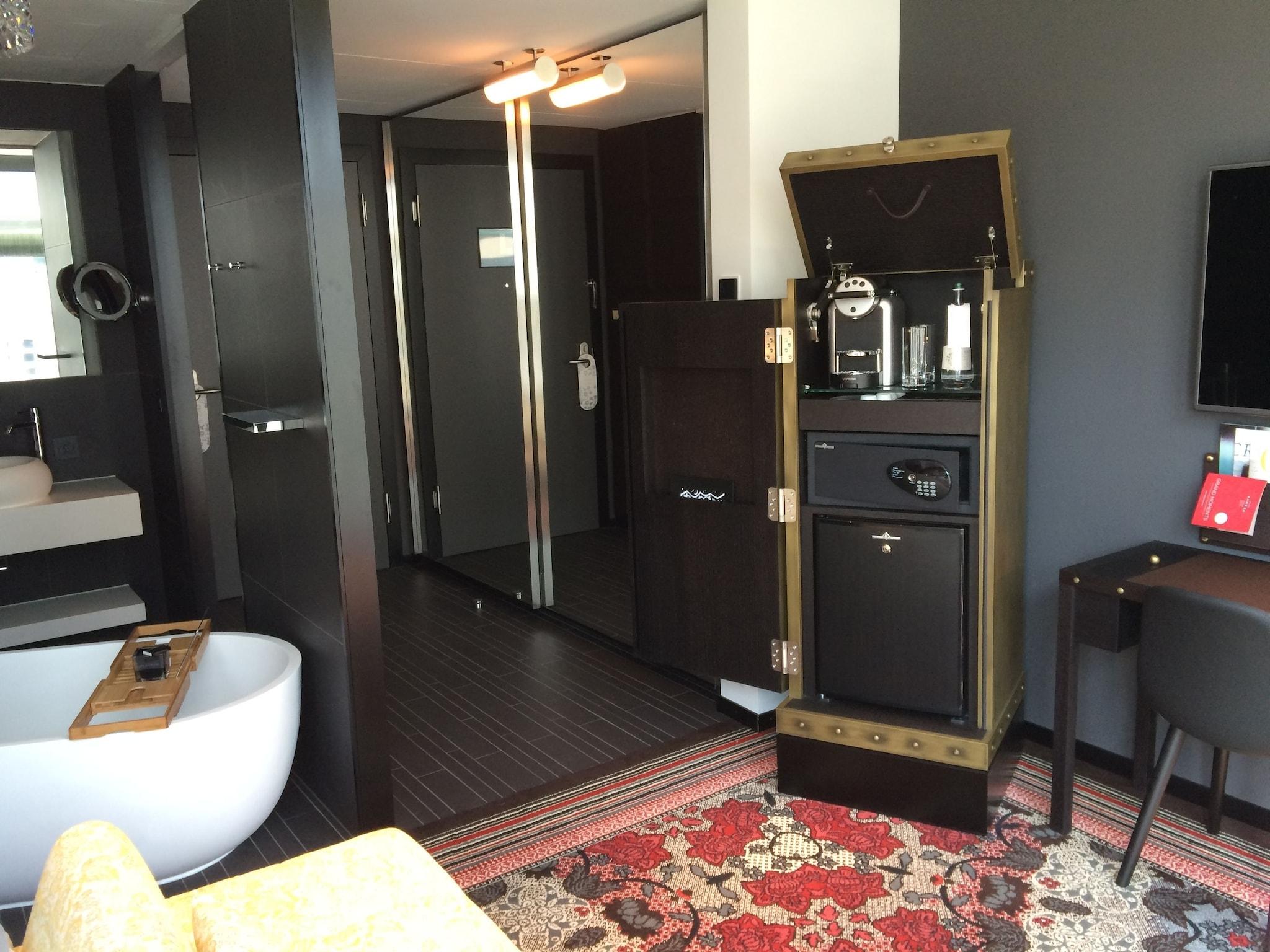 Double Deluxe King Bed