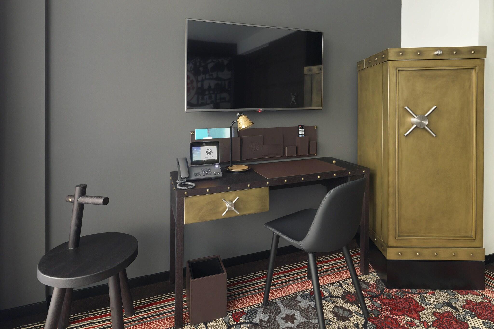 Double Deluxe King Bed