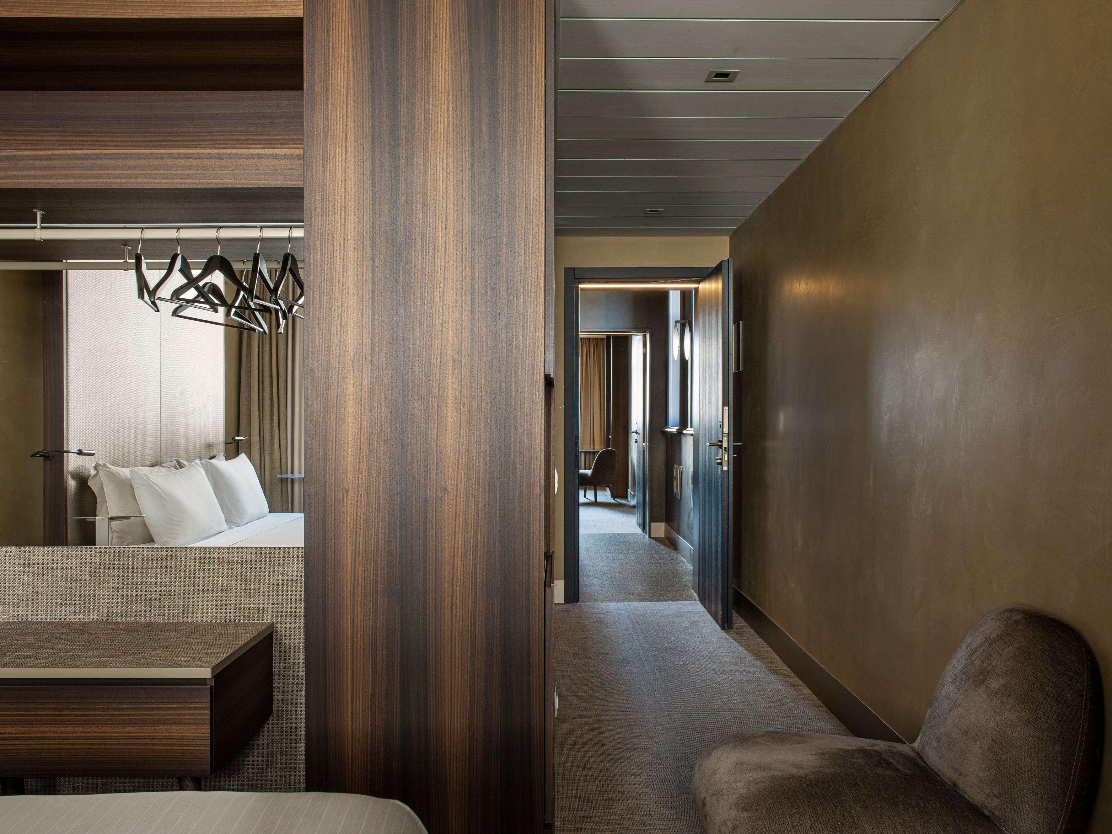 Room Connecting Room