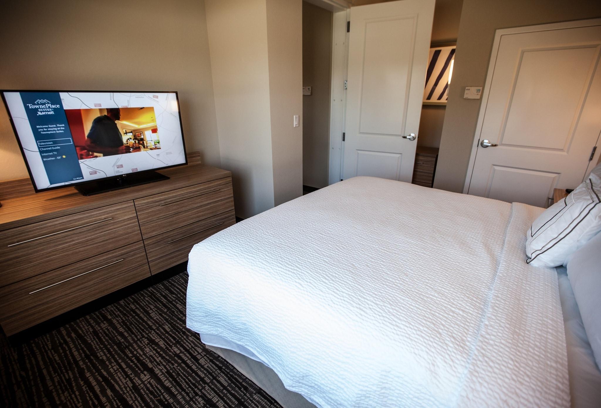 Suite Accessible King Size Bed