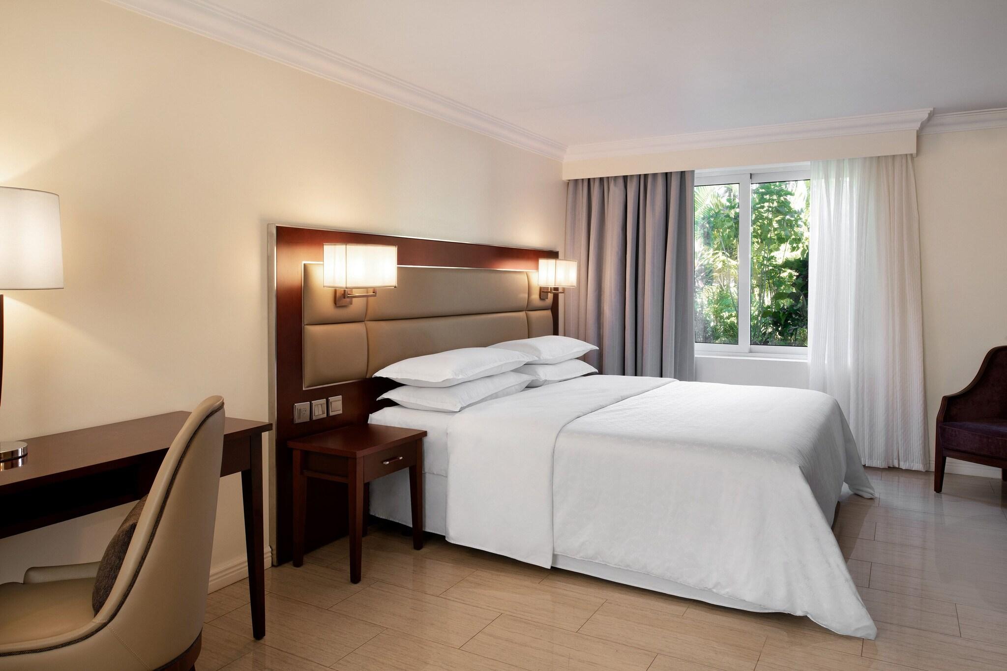 Double Pool View King Bed