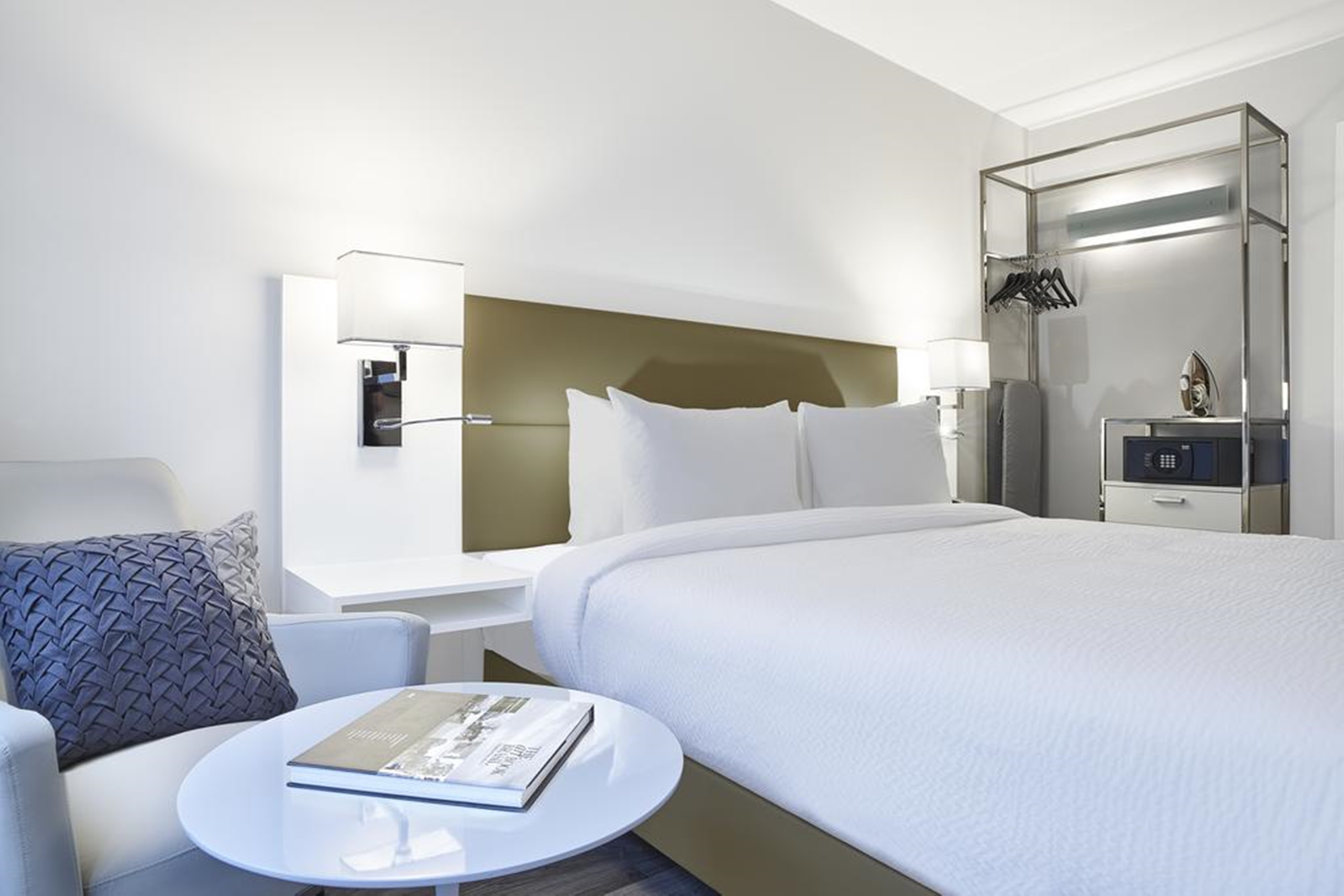 Suite Accessible King Size Bed