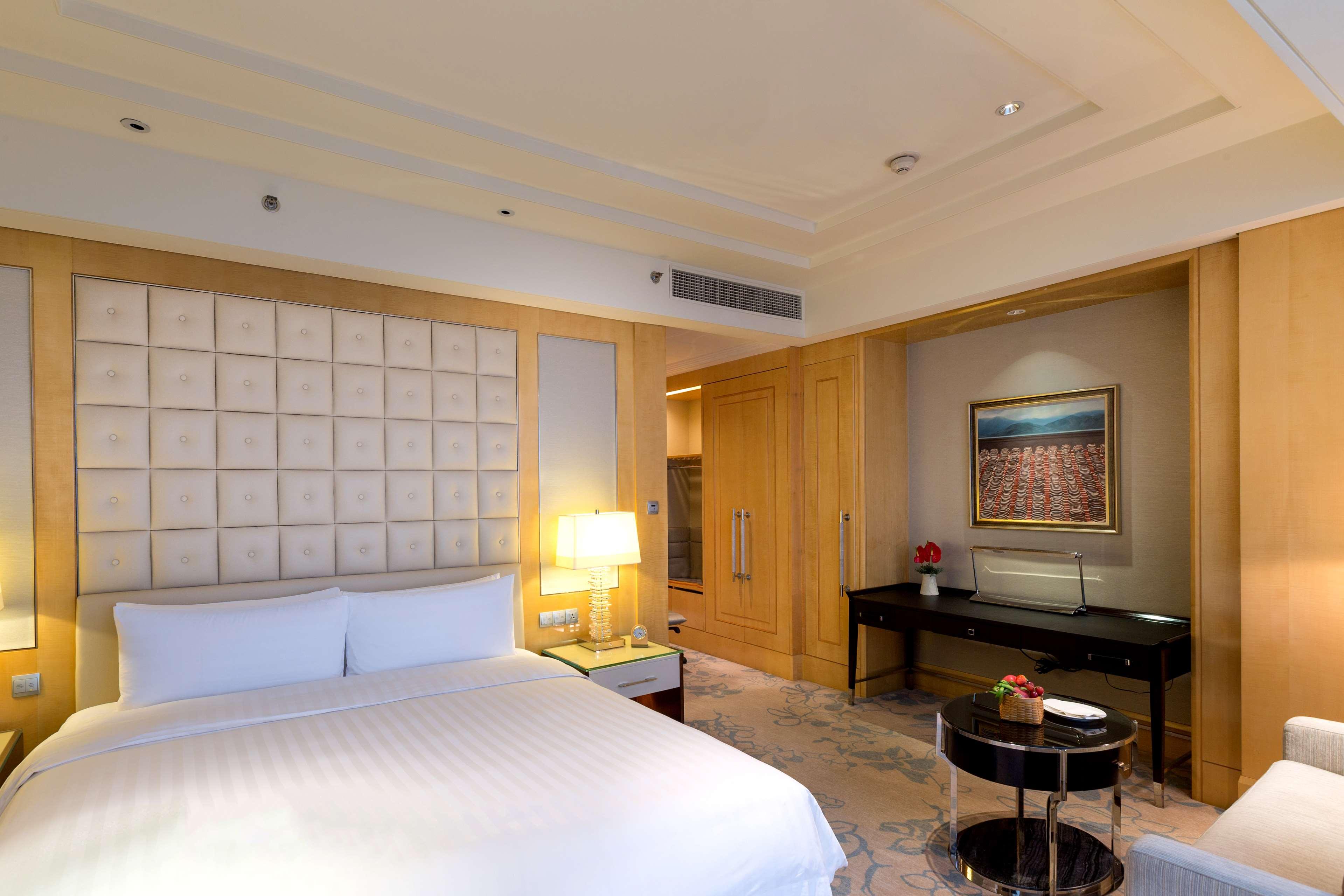 Double Deluxe King Bed