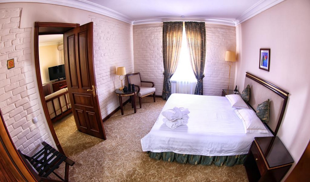 Double Deluxe One Bed