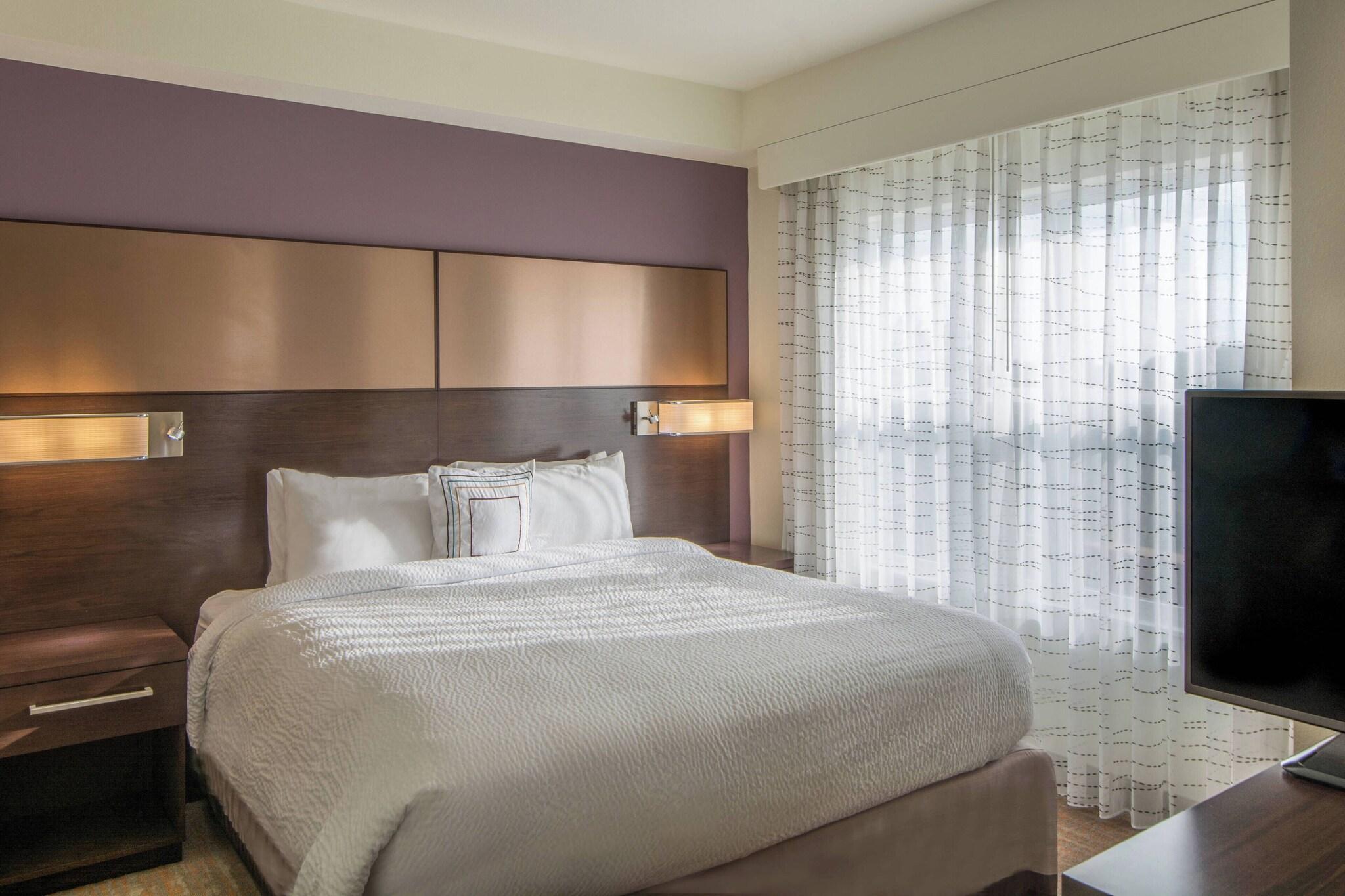 Studio Accessible King Size Bed