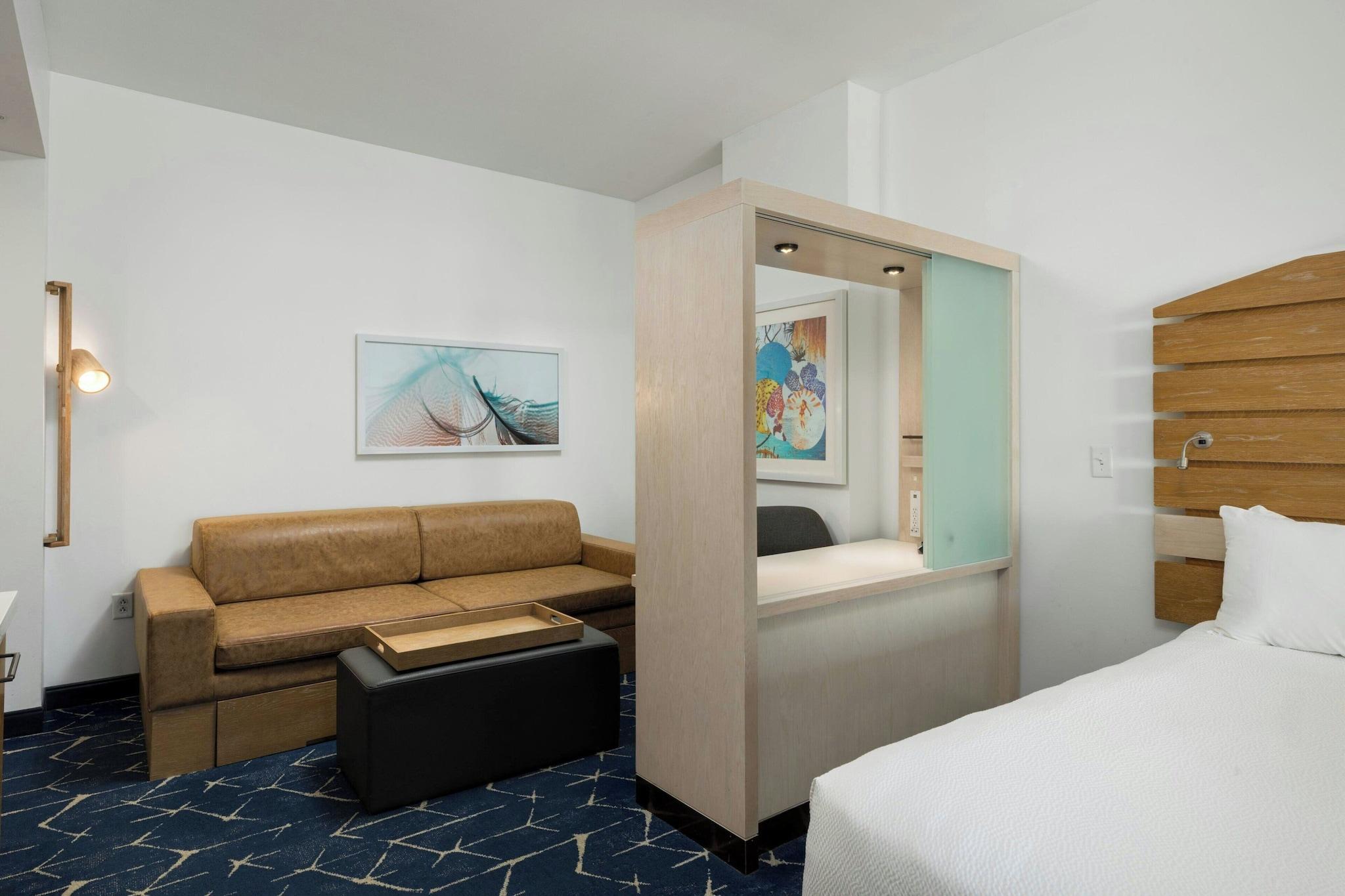 Studio Accessible King Size Bed