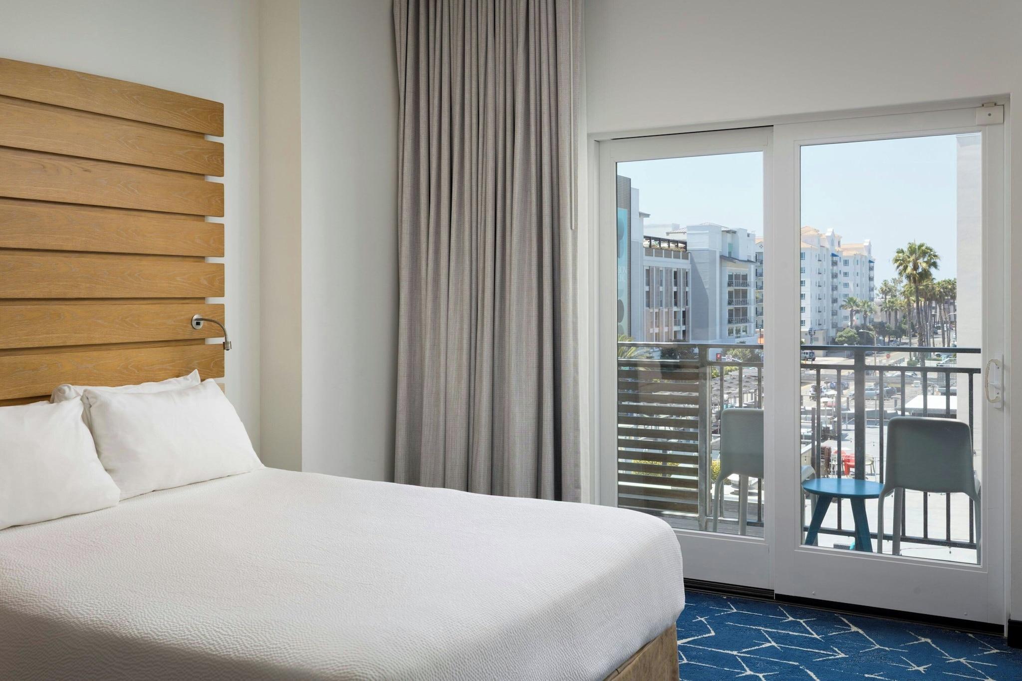 Studio Accessible King Size Bed