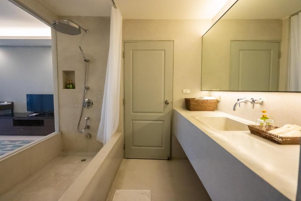 Double Deluxe King Bed