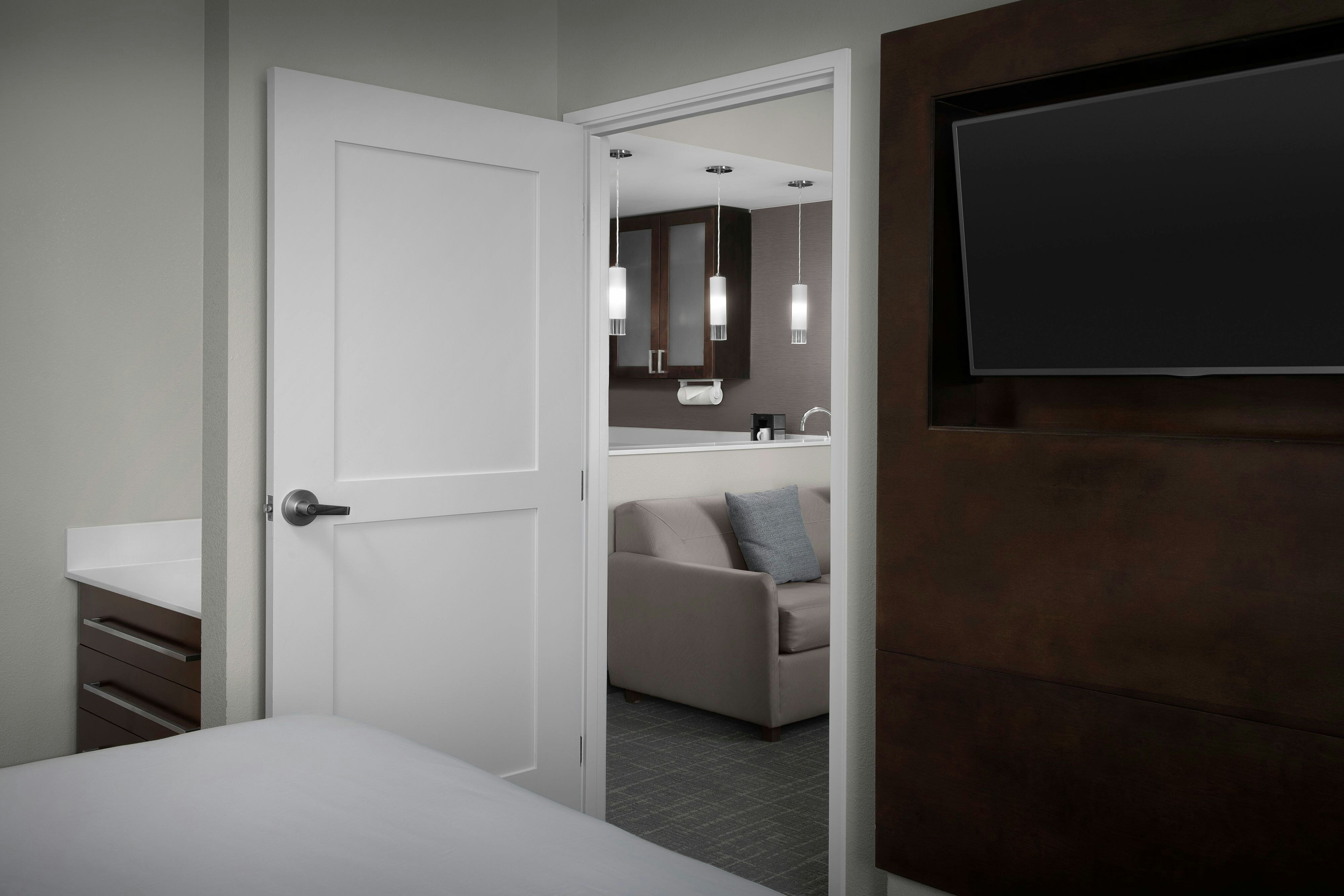 Suite Accessible King Size Bed