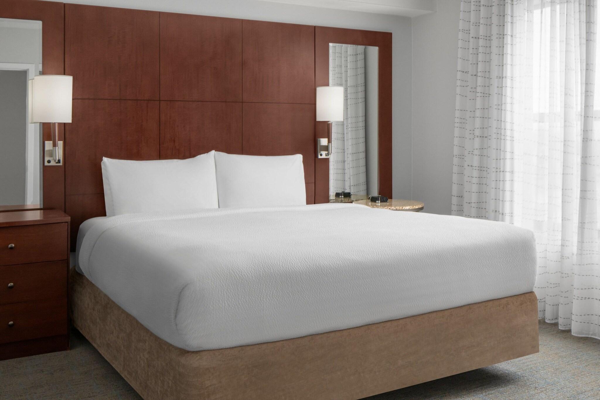 Studio Accessible King Size Bed