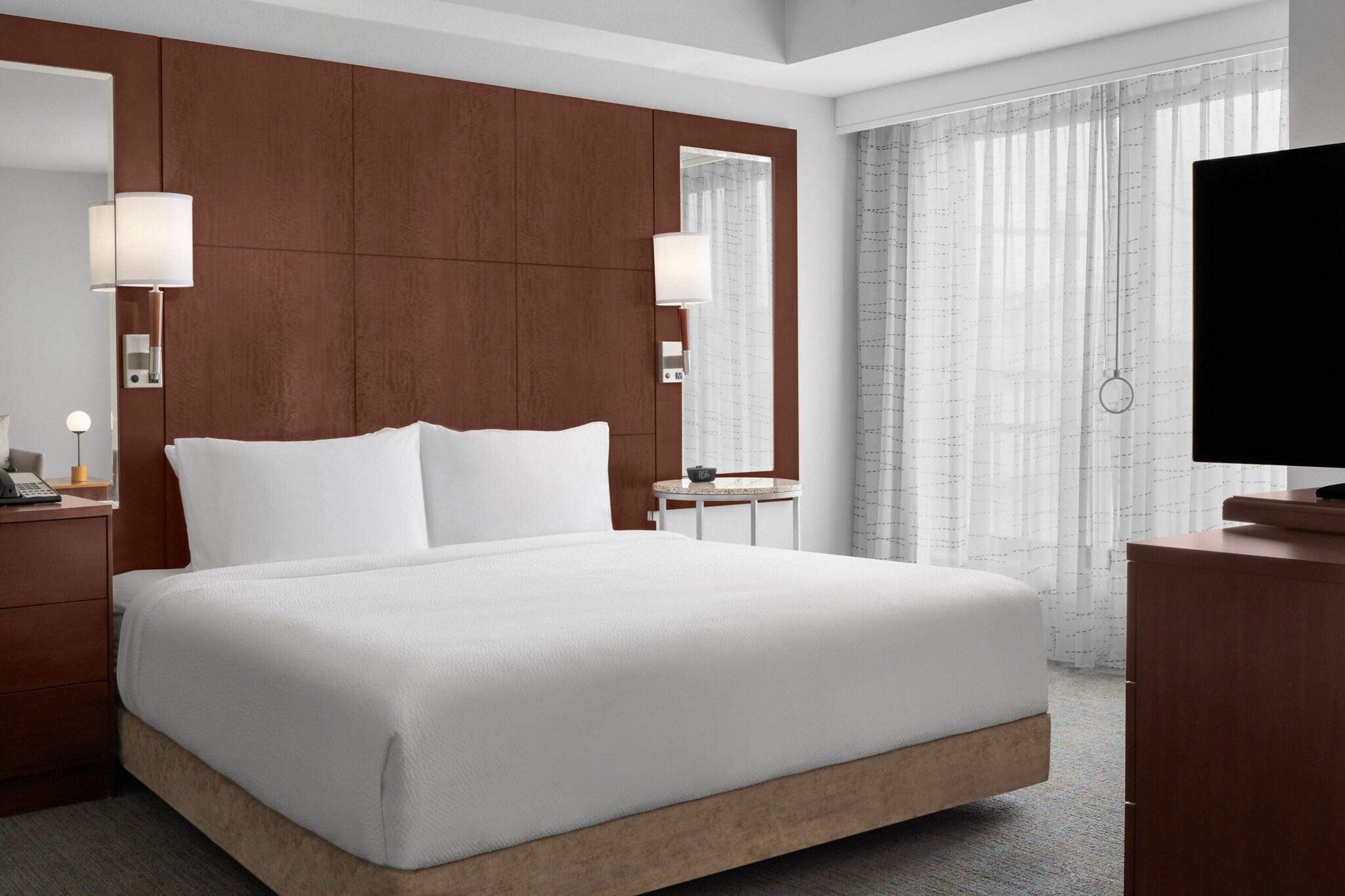 Studio Accessible King Size Bed