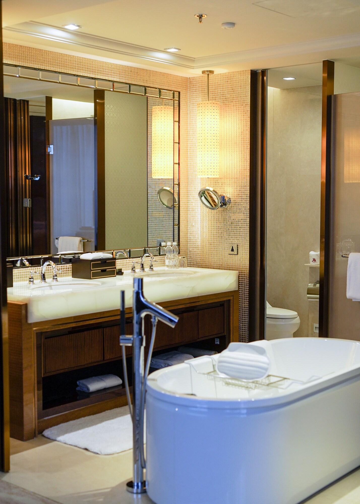 Double King Bed Smoking