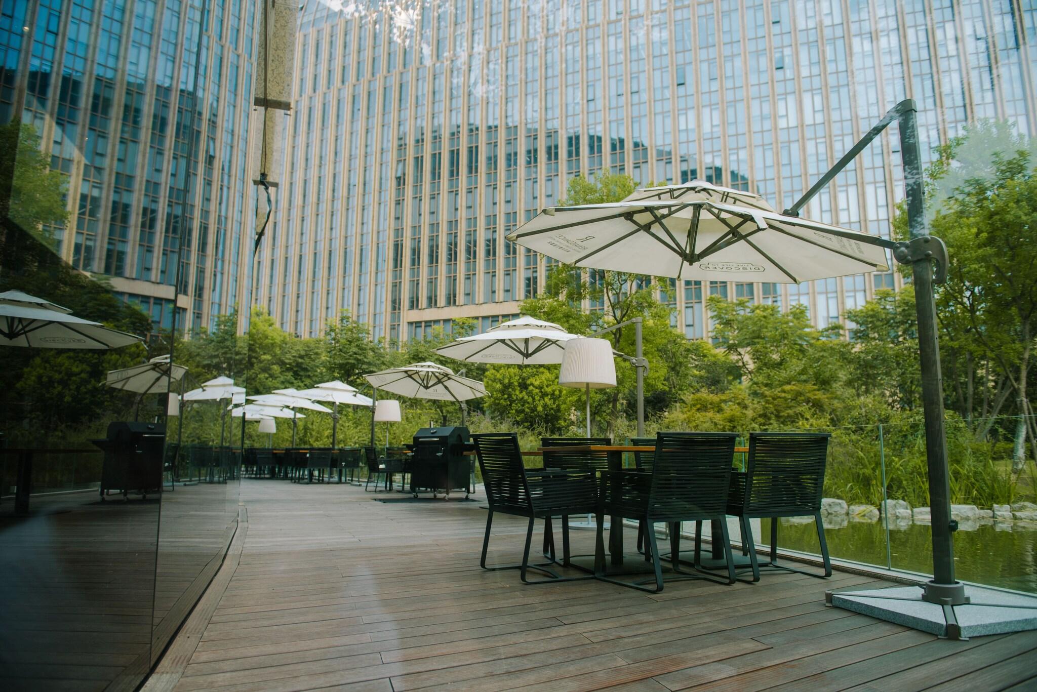 Double Deluxe King Bed