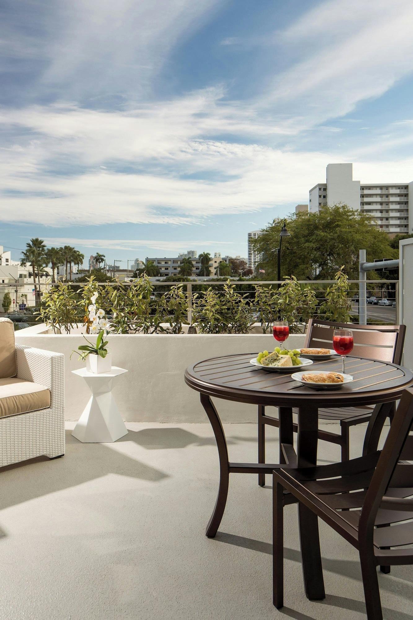 Studio Two Queen Beds Non Smoking