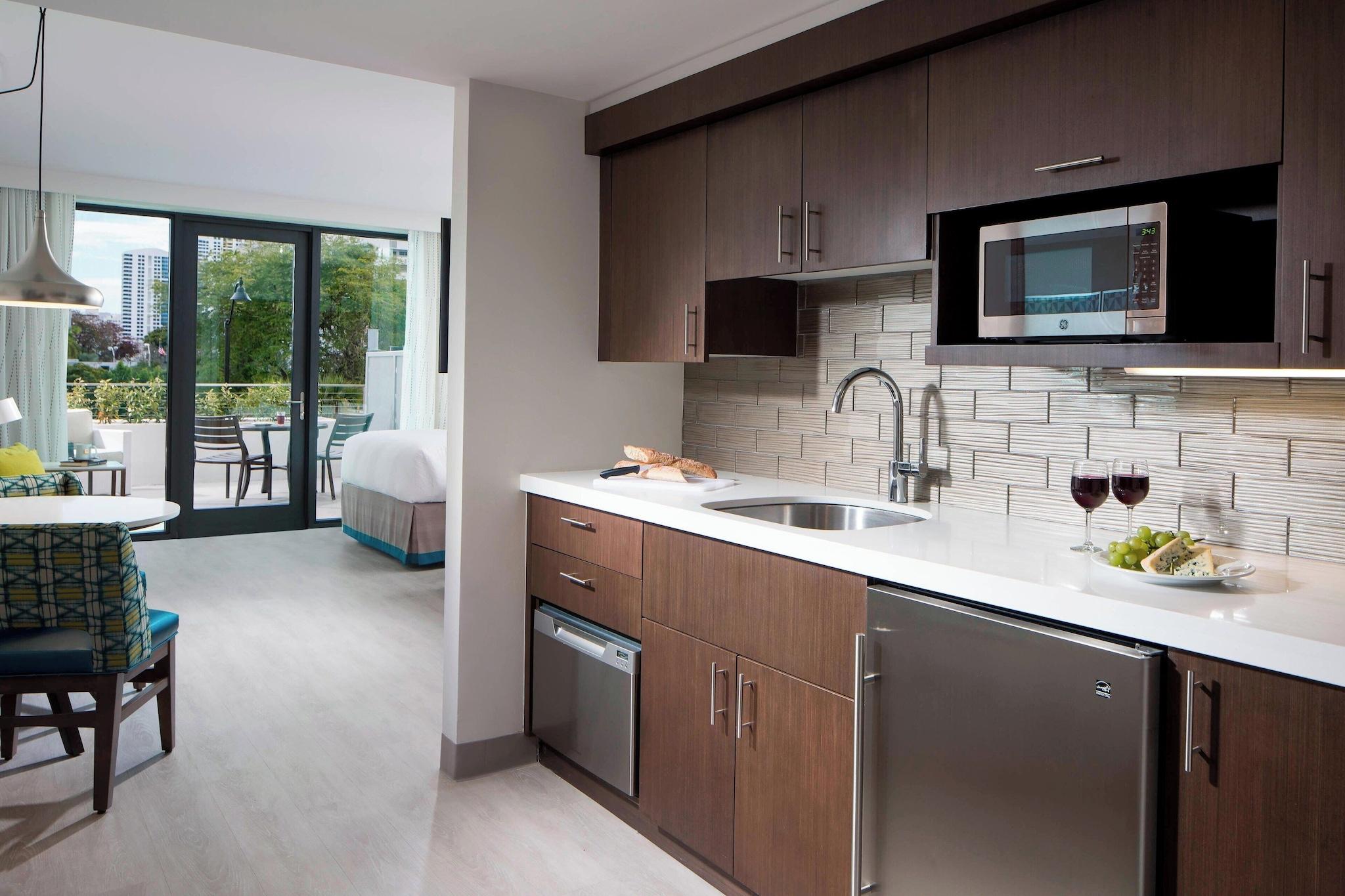 Studio Two Queen Beds Non Smoking