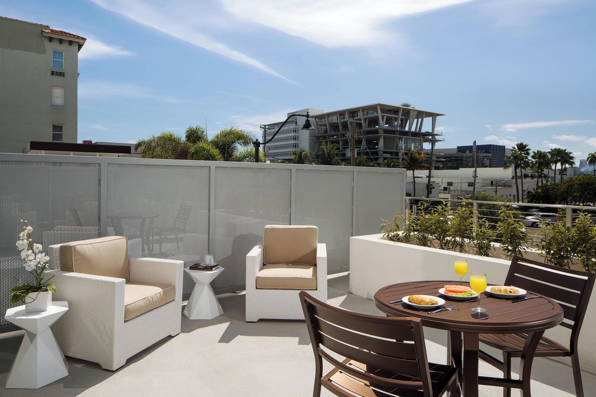 Studio Two Queen Beds Non Smoking