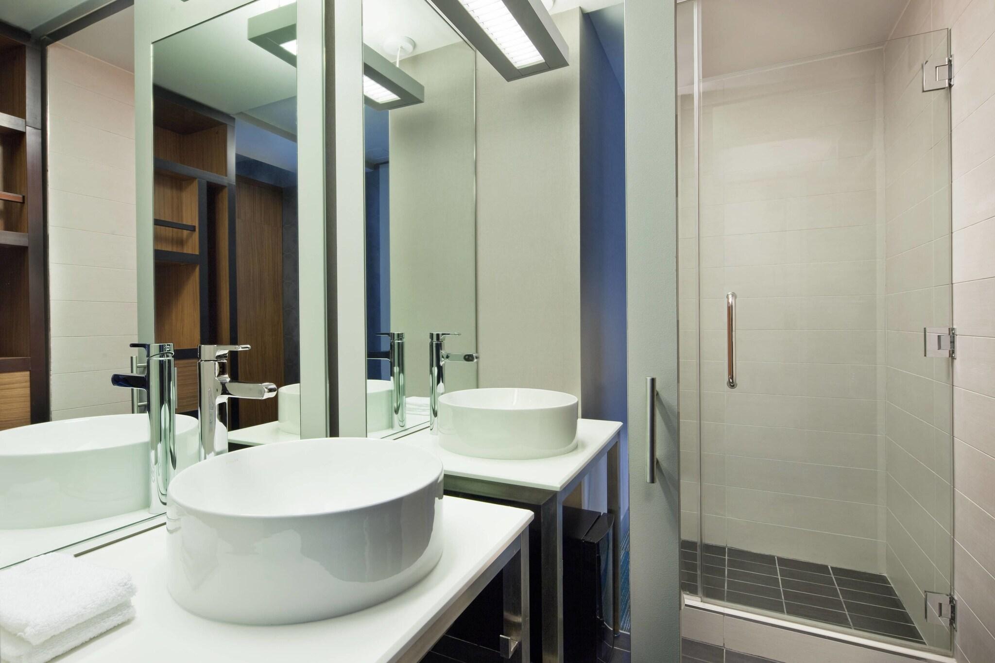 Double City View Queen Bed