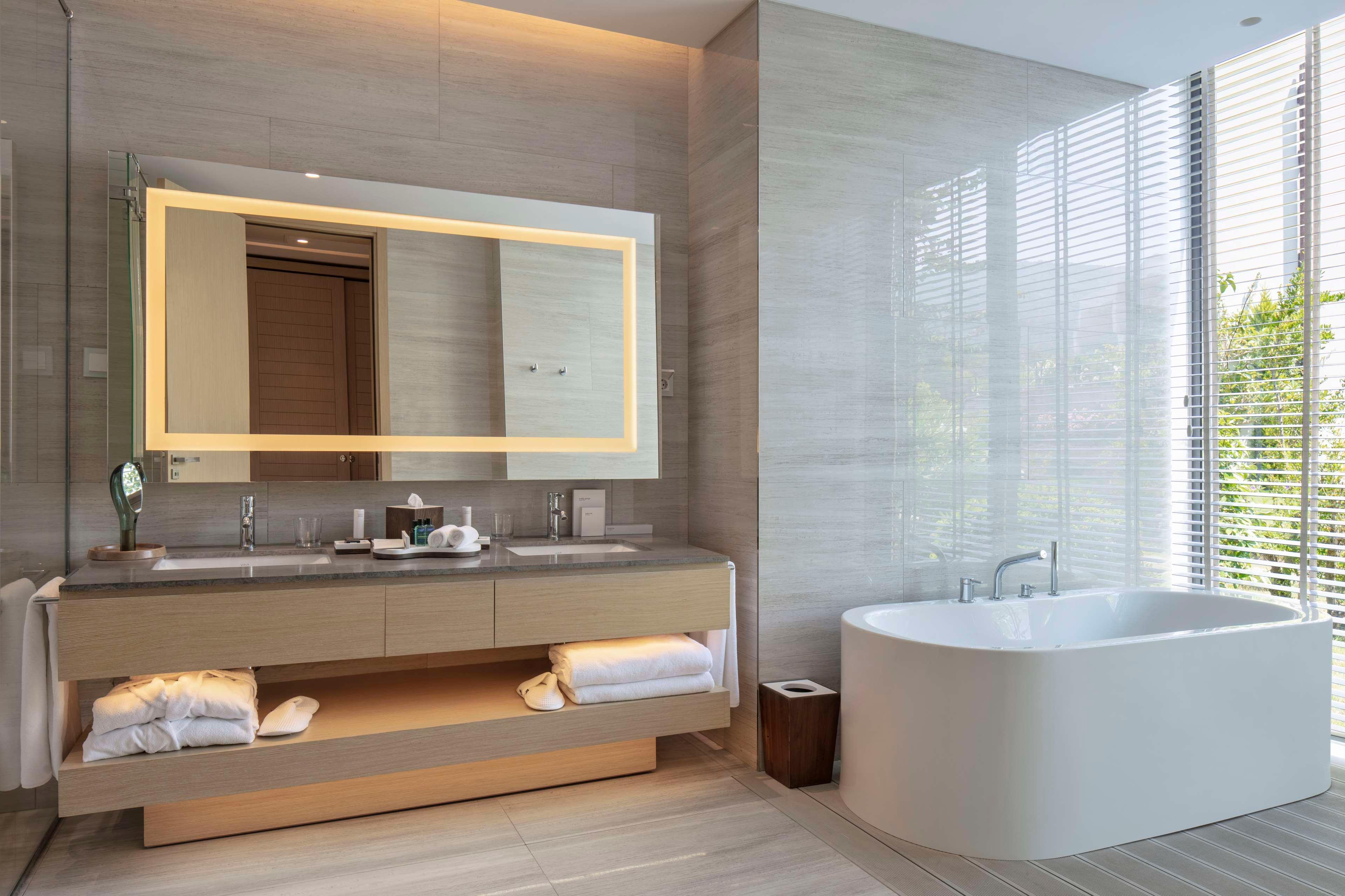 Double Deluxe King Bed