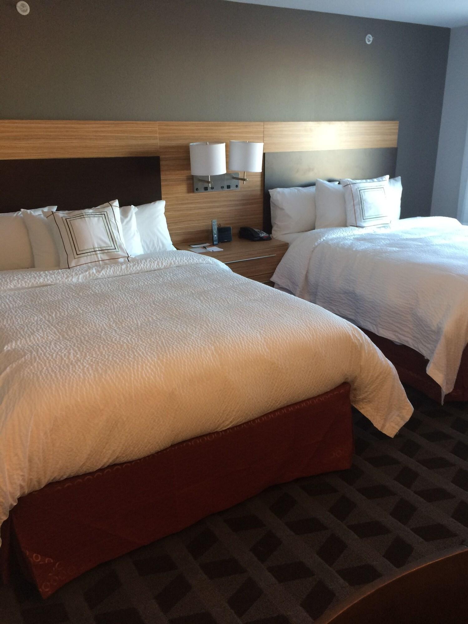 Studio Two Queen Beds