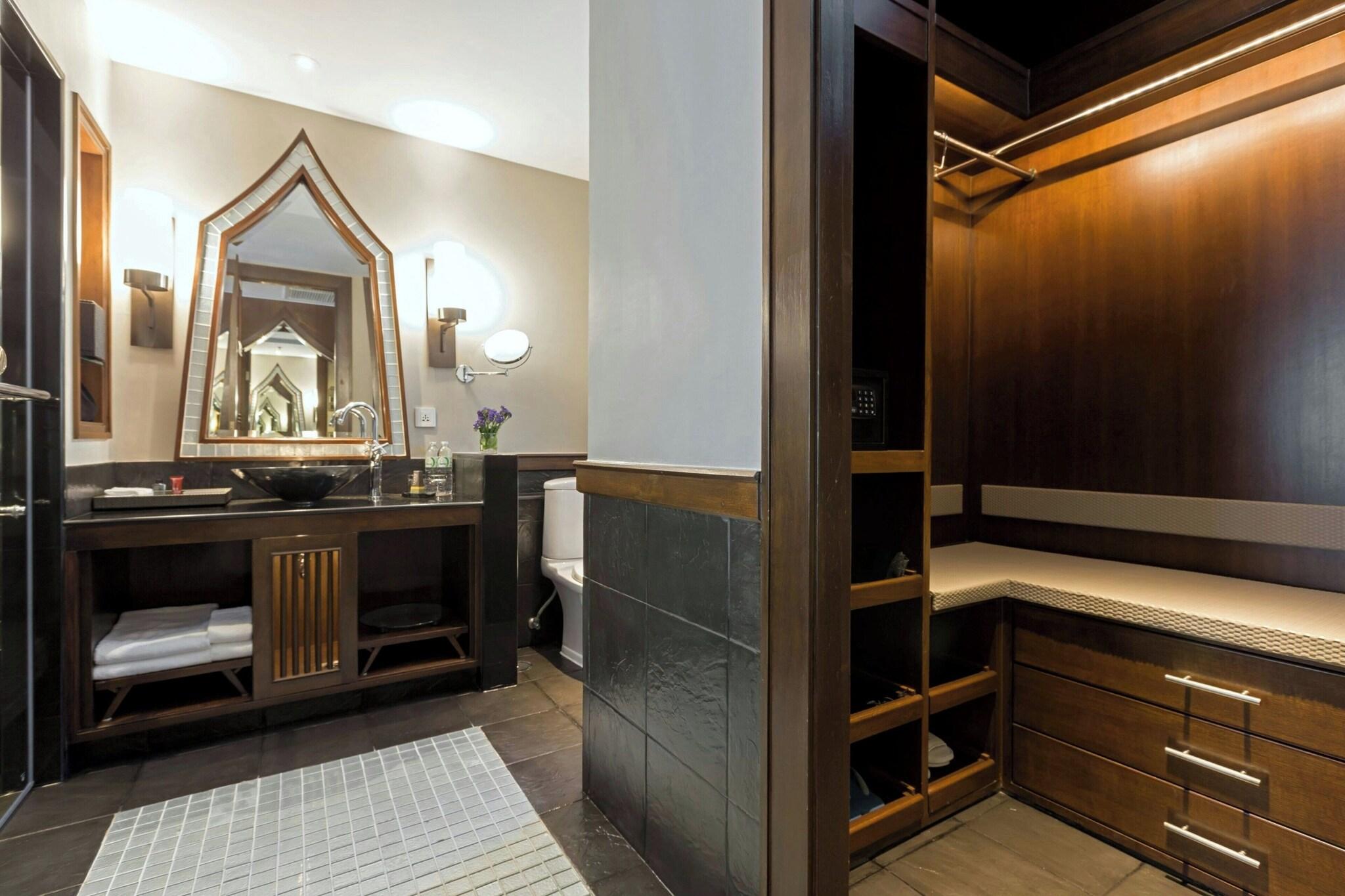 Double Pool View King Bed