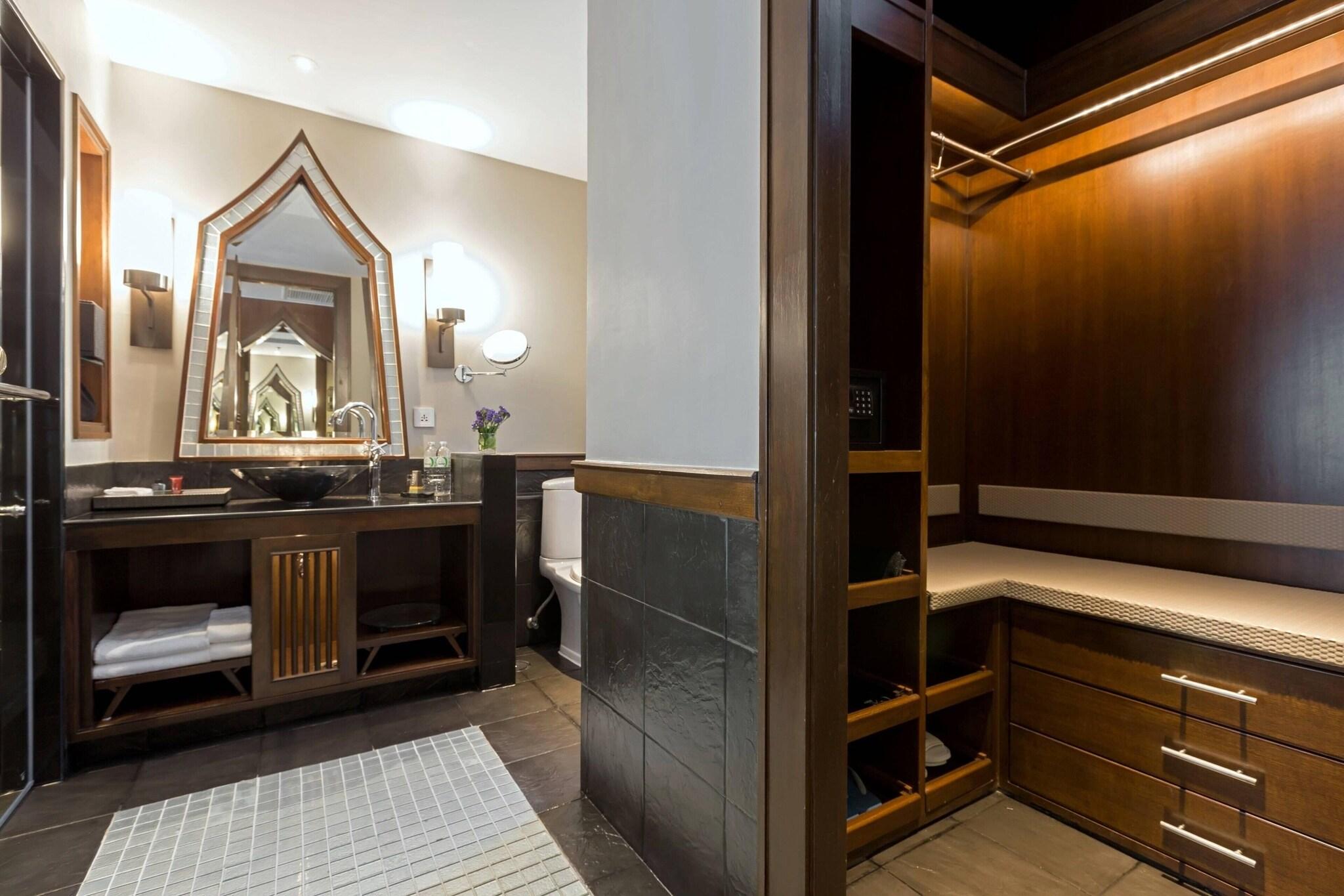 Double Pool View King Bed