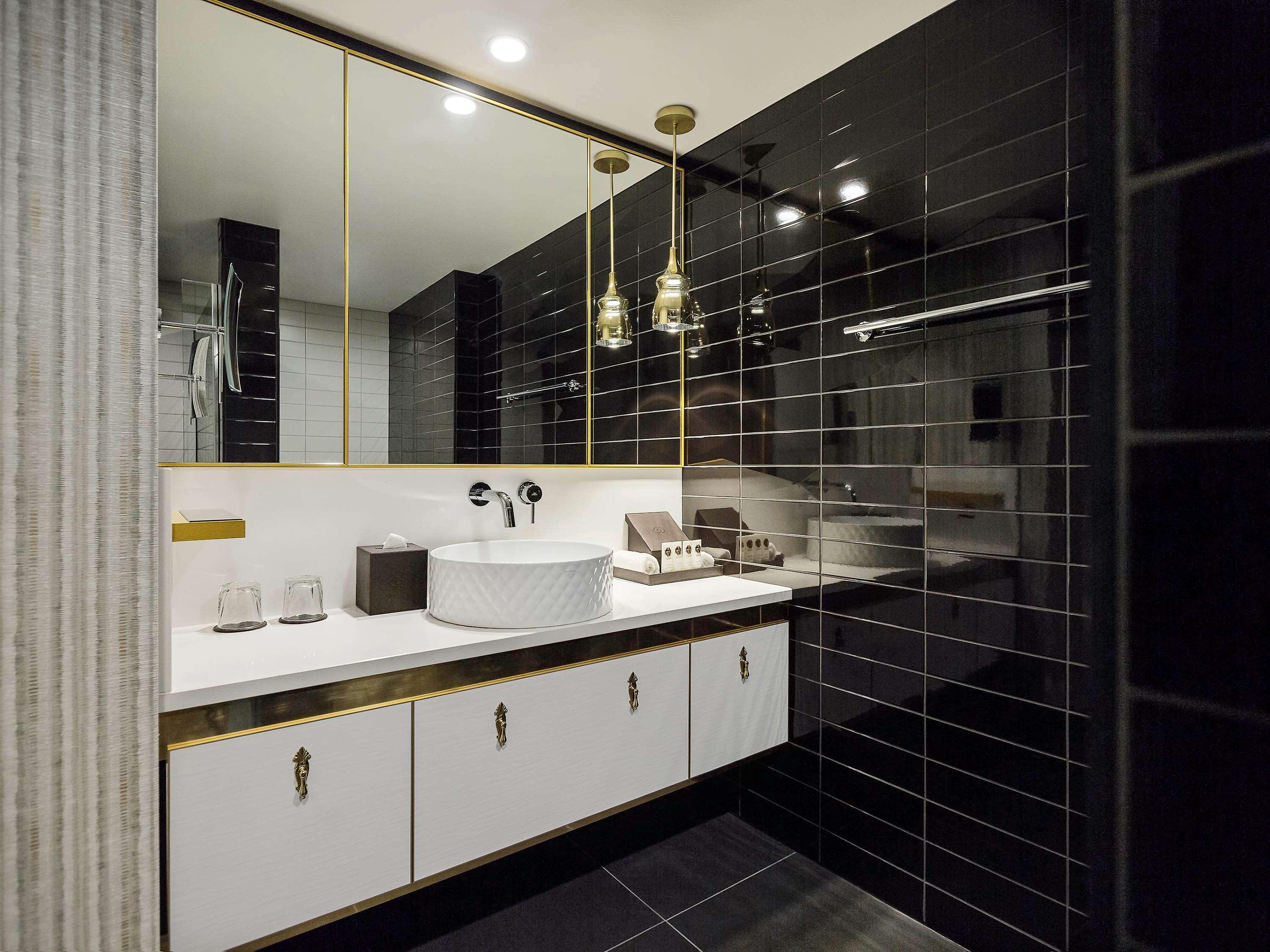 Double Classic Queen Bed