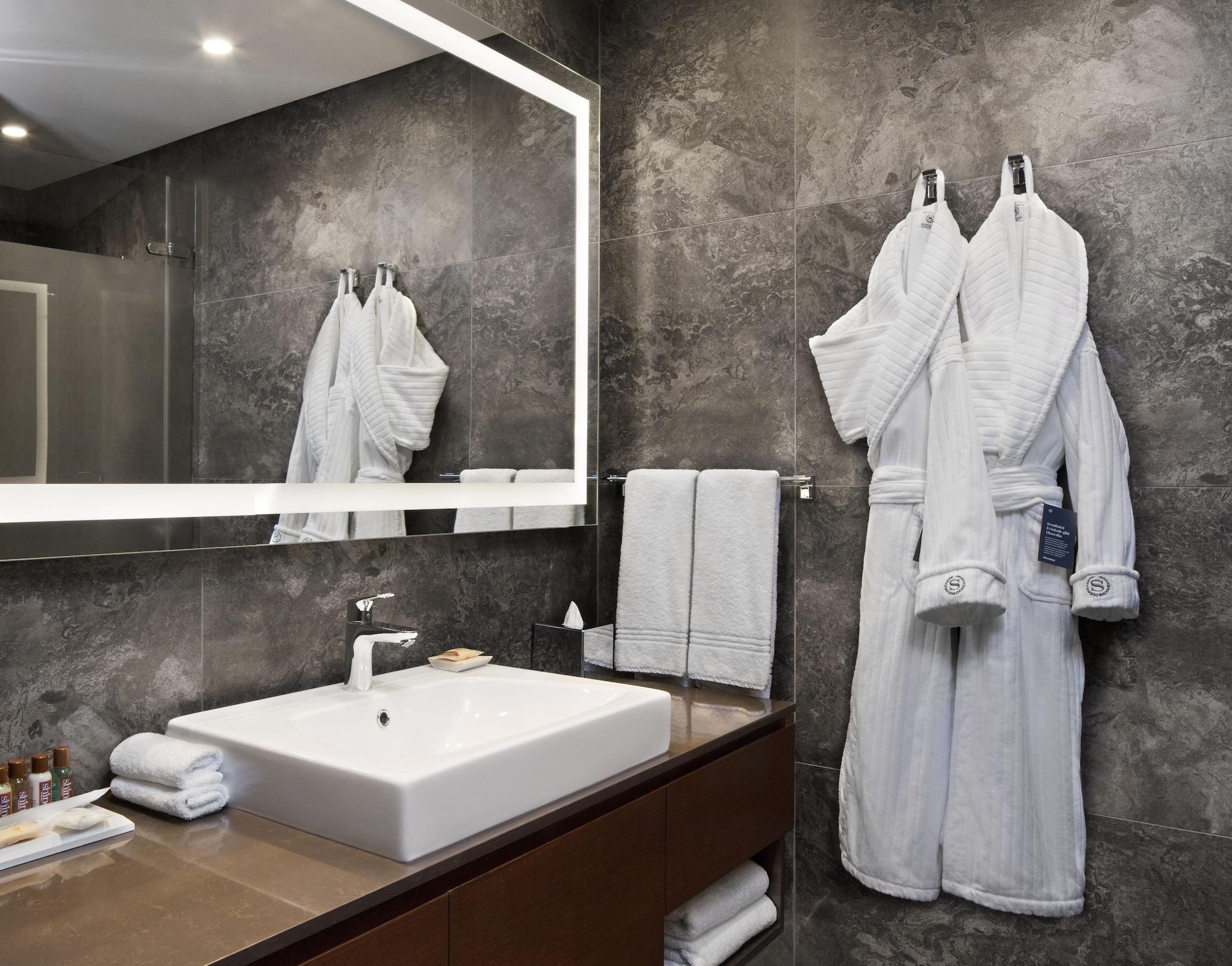 Double Deluxe King Bed