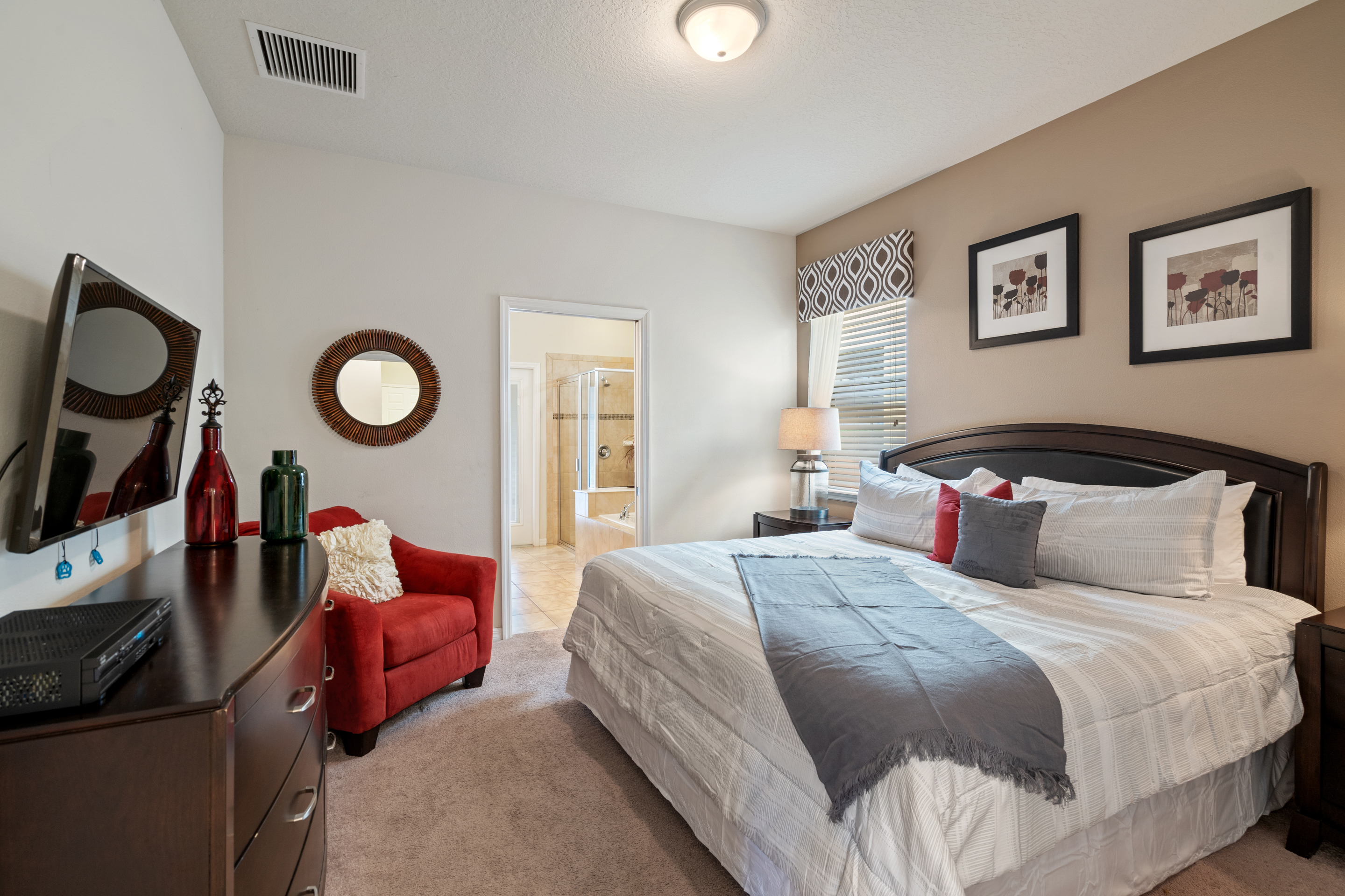 Home Five Bedrooms with Private Pool