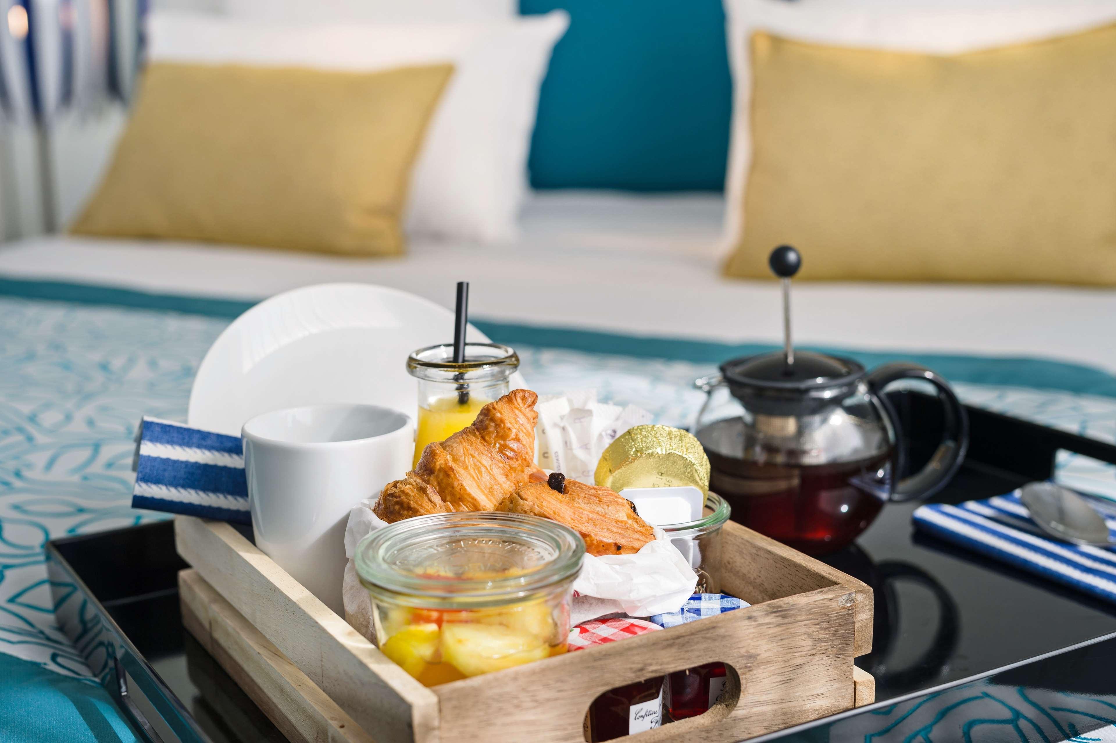 Junior Suite Queen Size Bed