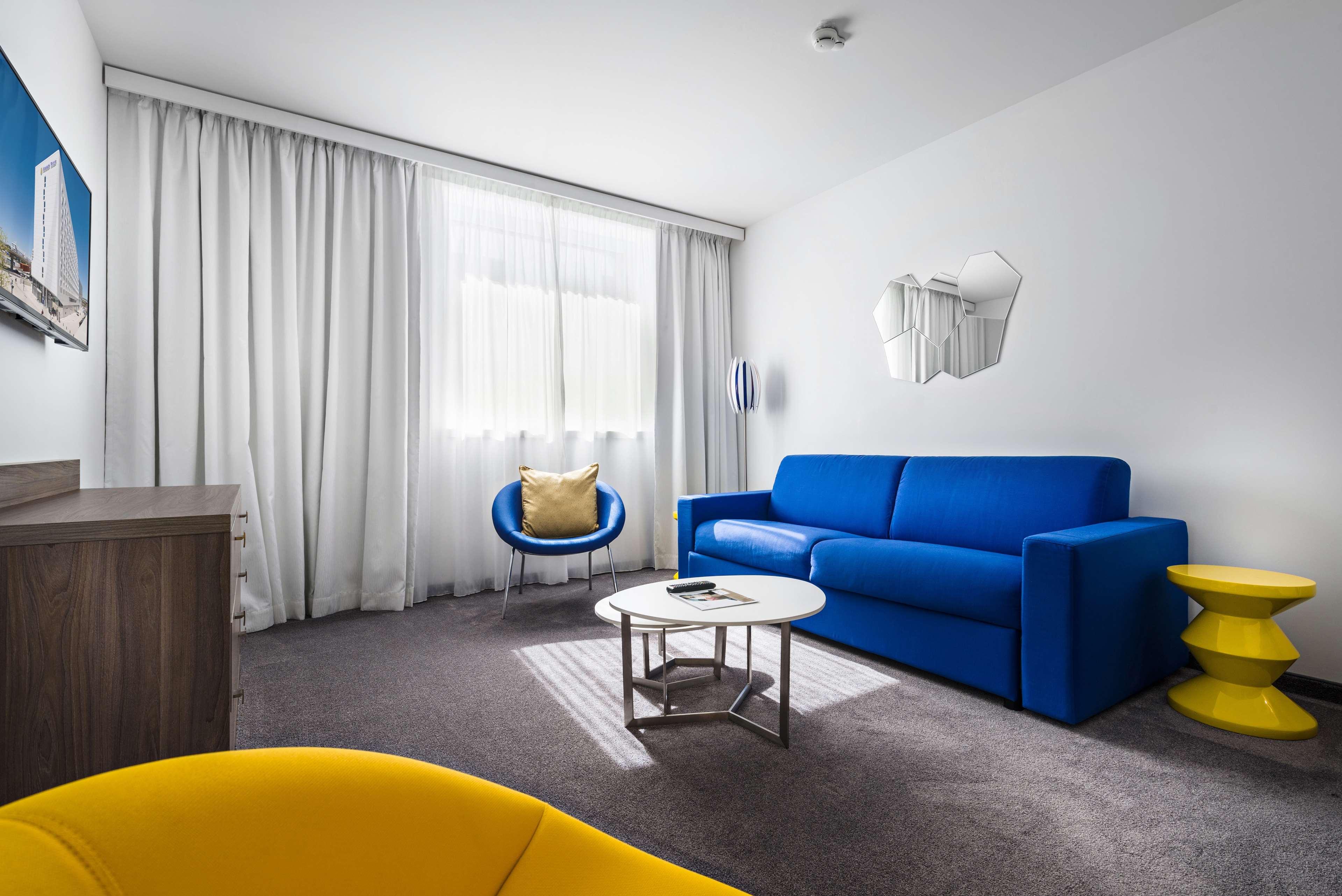 Junior Suite Queen Size Bed