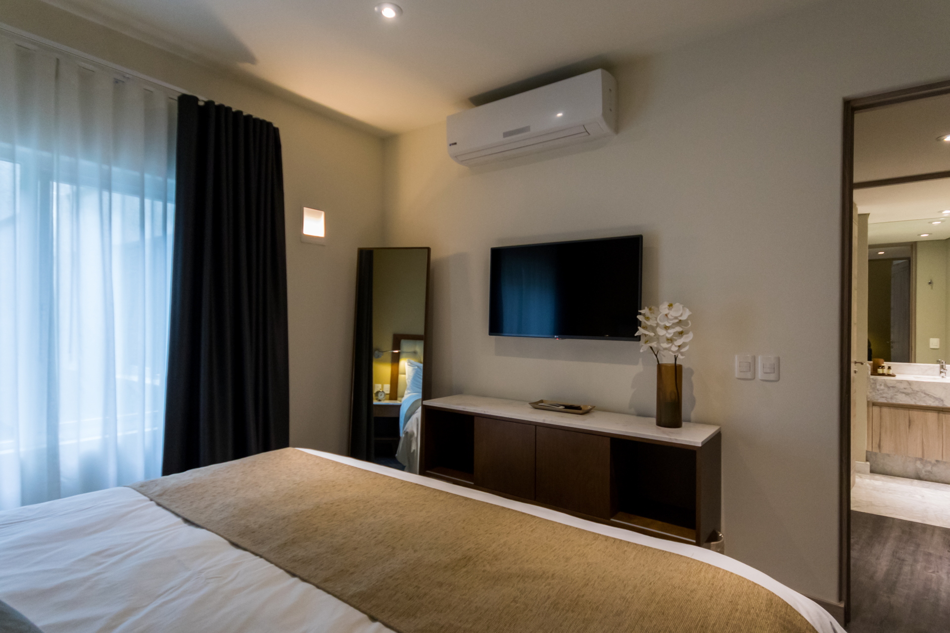 Studio Queen Size Bed