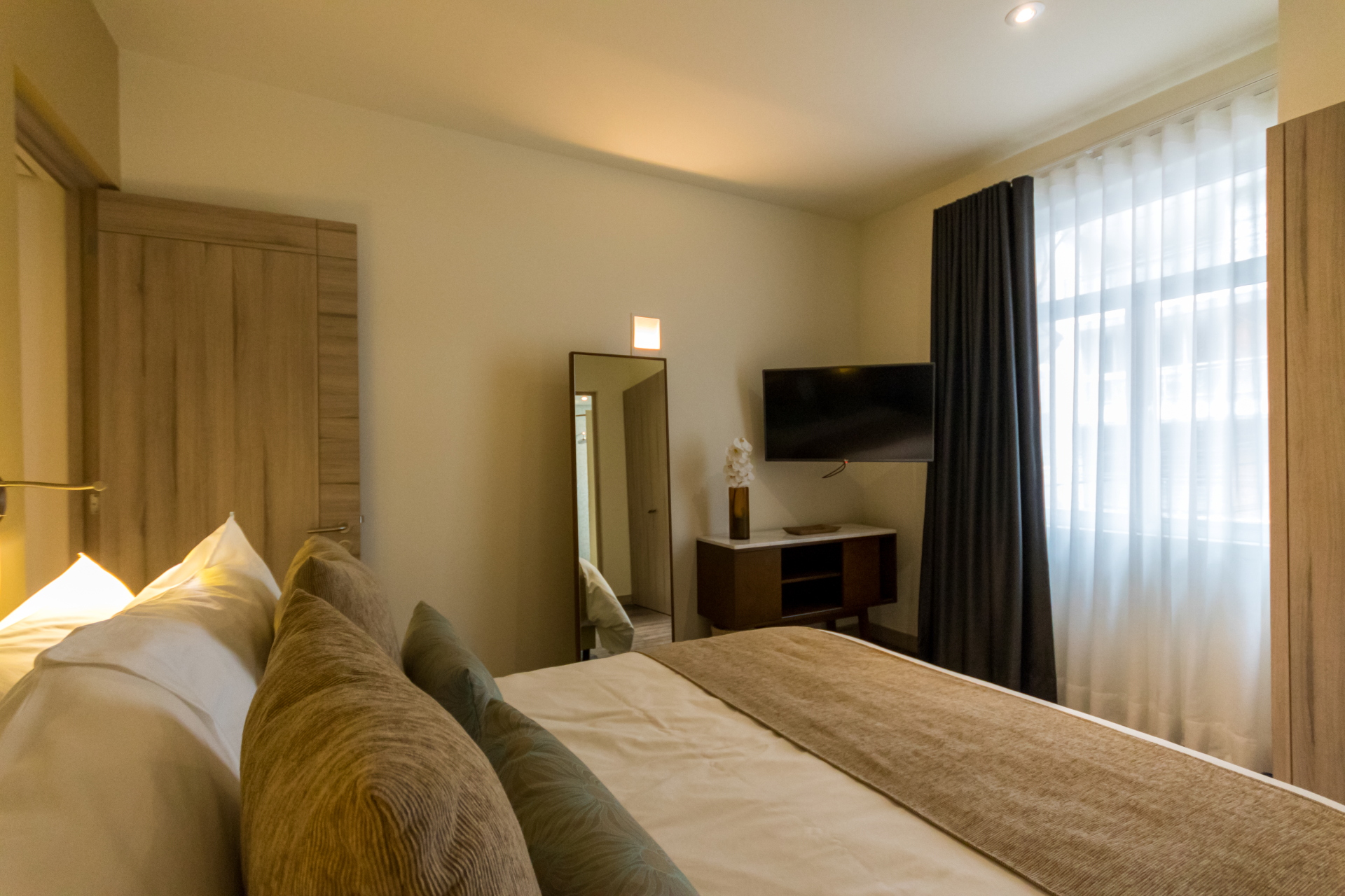 Studio Queen Size Bed