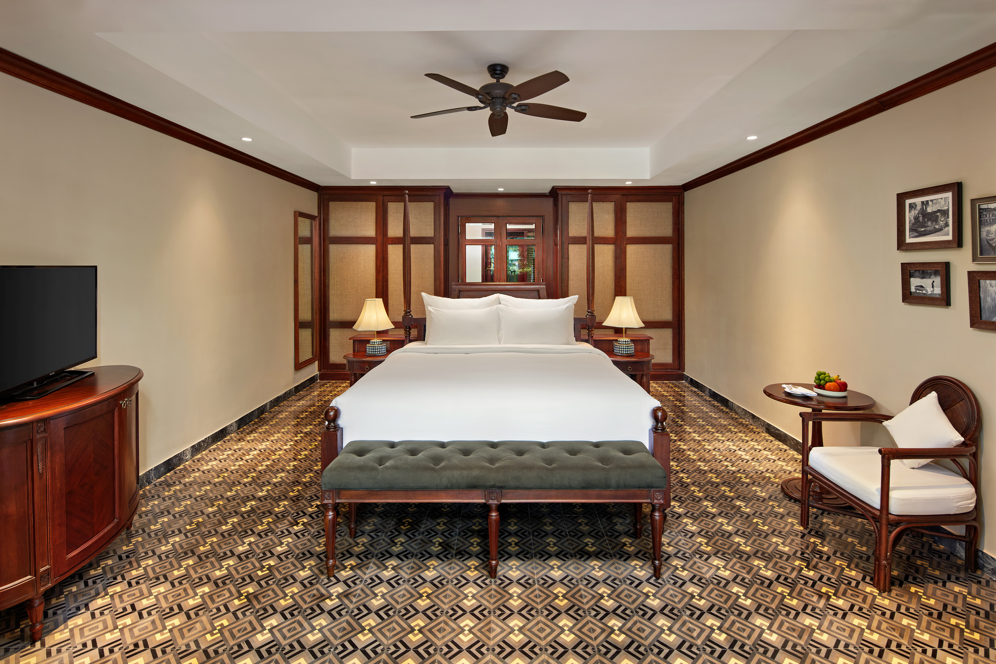 Suite Pool View King Bed