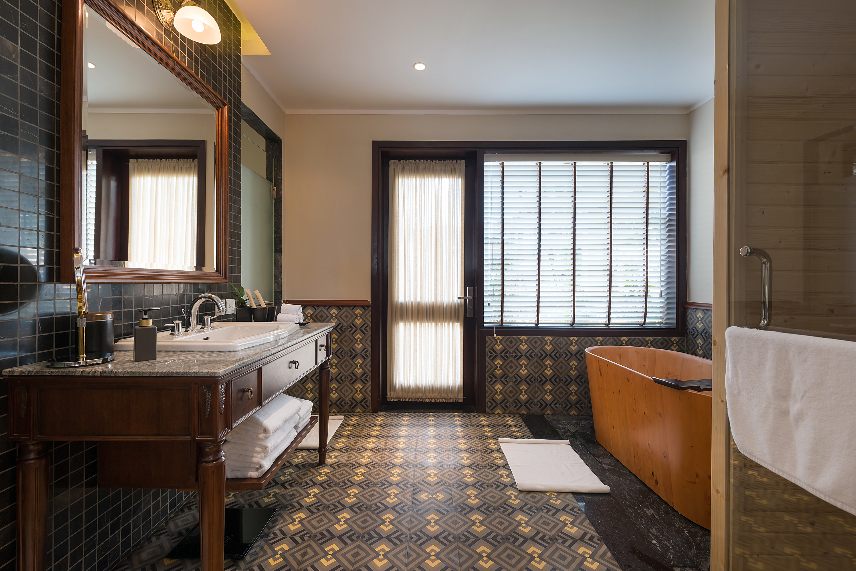 Suite Pool View King Bed