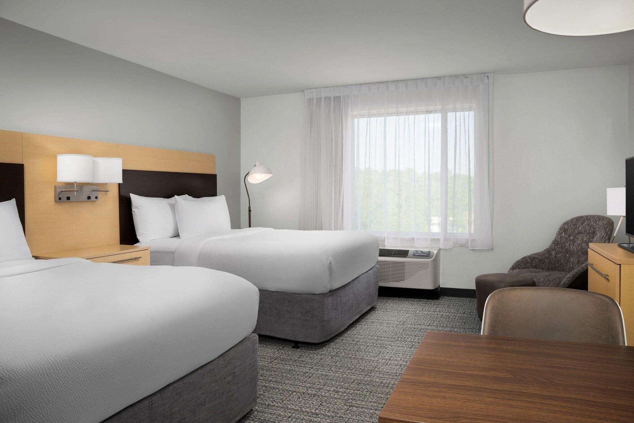 Studio Two Queen Beds