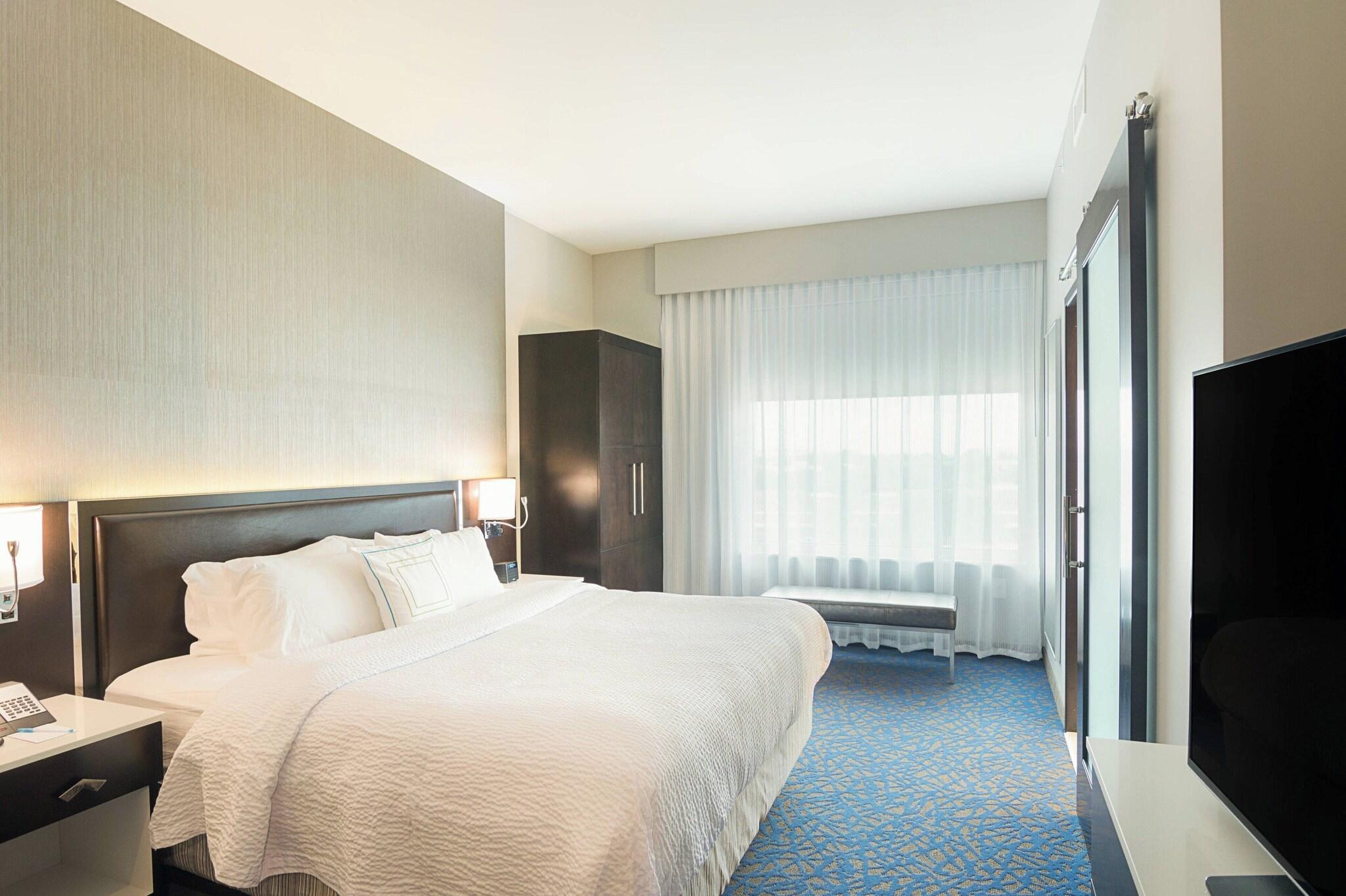 Suite Accessible King Size Bed