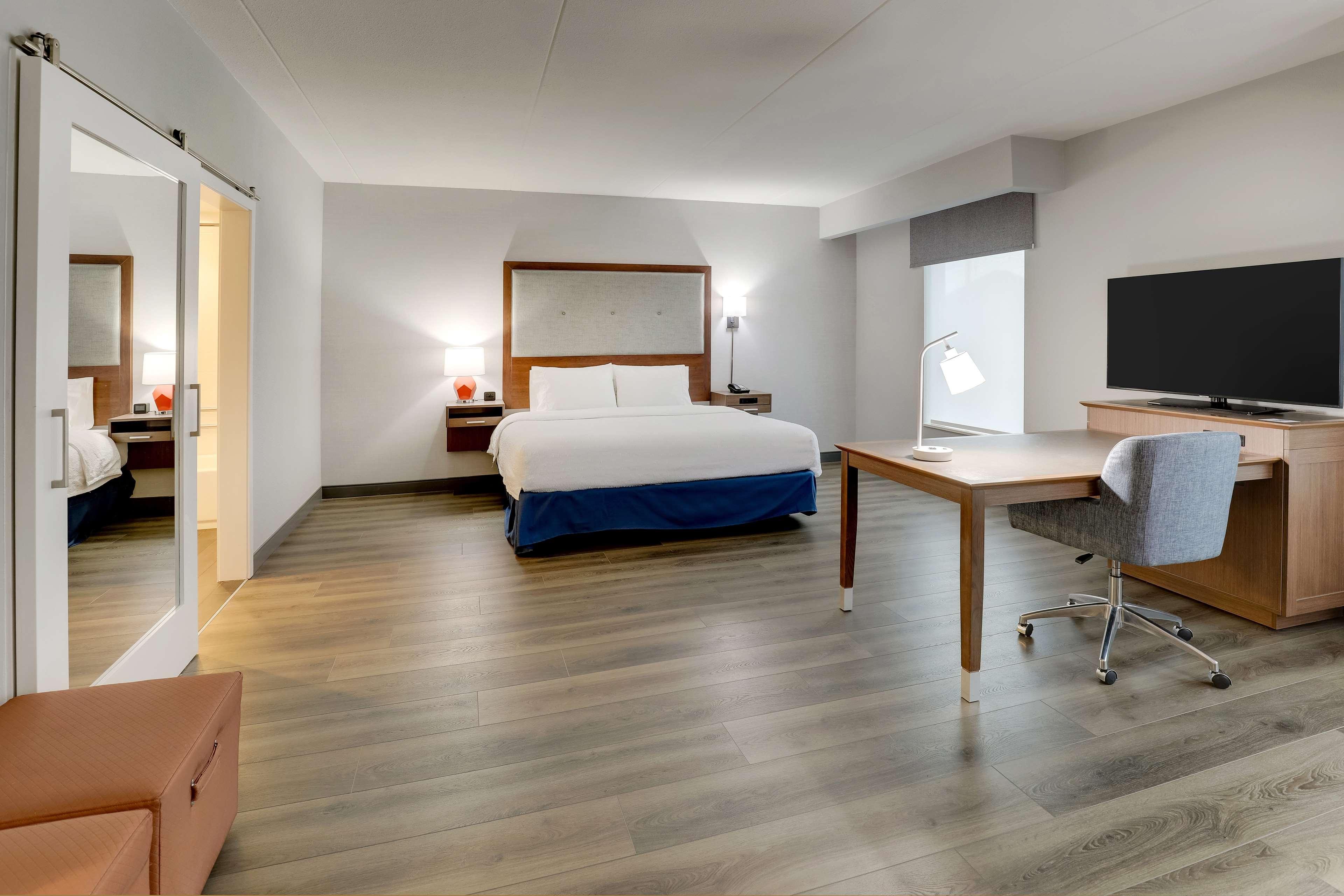 Studio Accessible King Size Bed